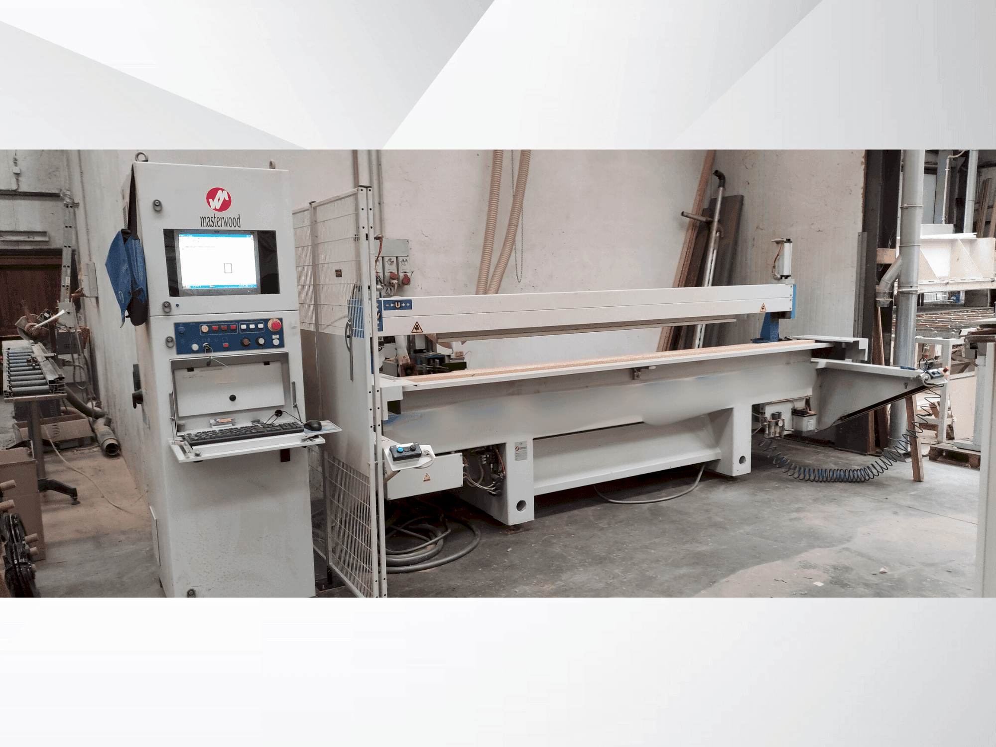 Widok z przodu maszyny MASTERWOOD OM B1 CN3KF