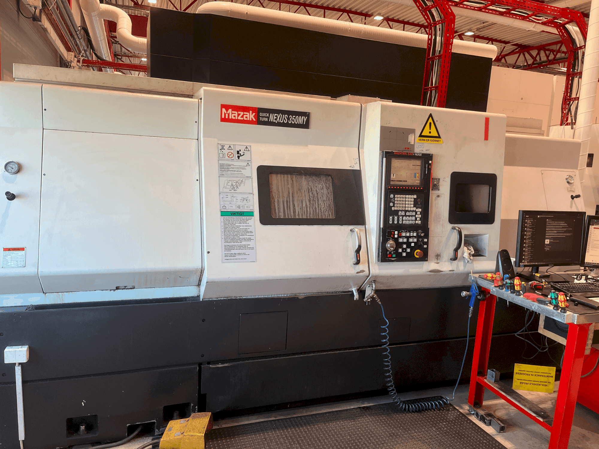 Widok z przodu maszyny Mazak QT Nexus 350 MY