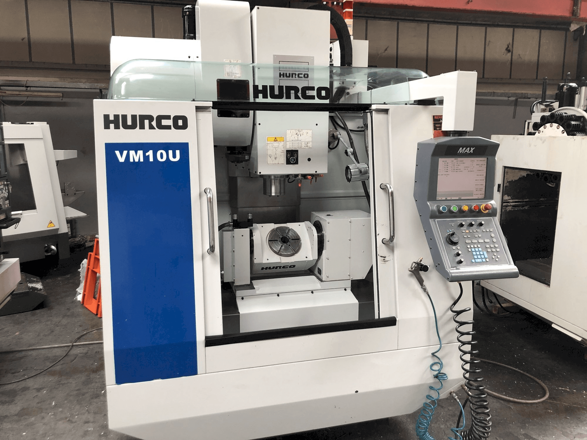 Widok z przodu maszyny Hurco VM10U