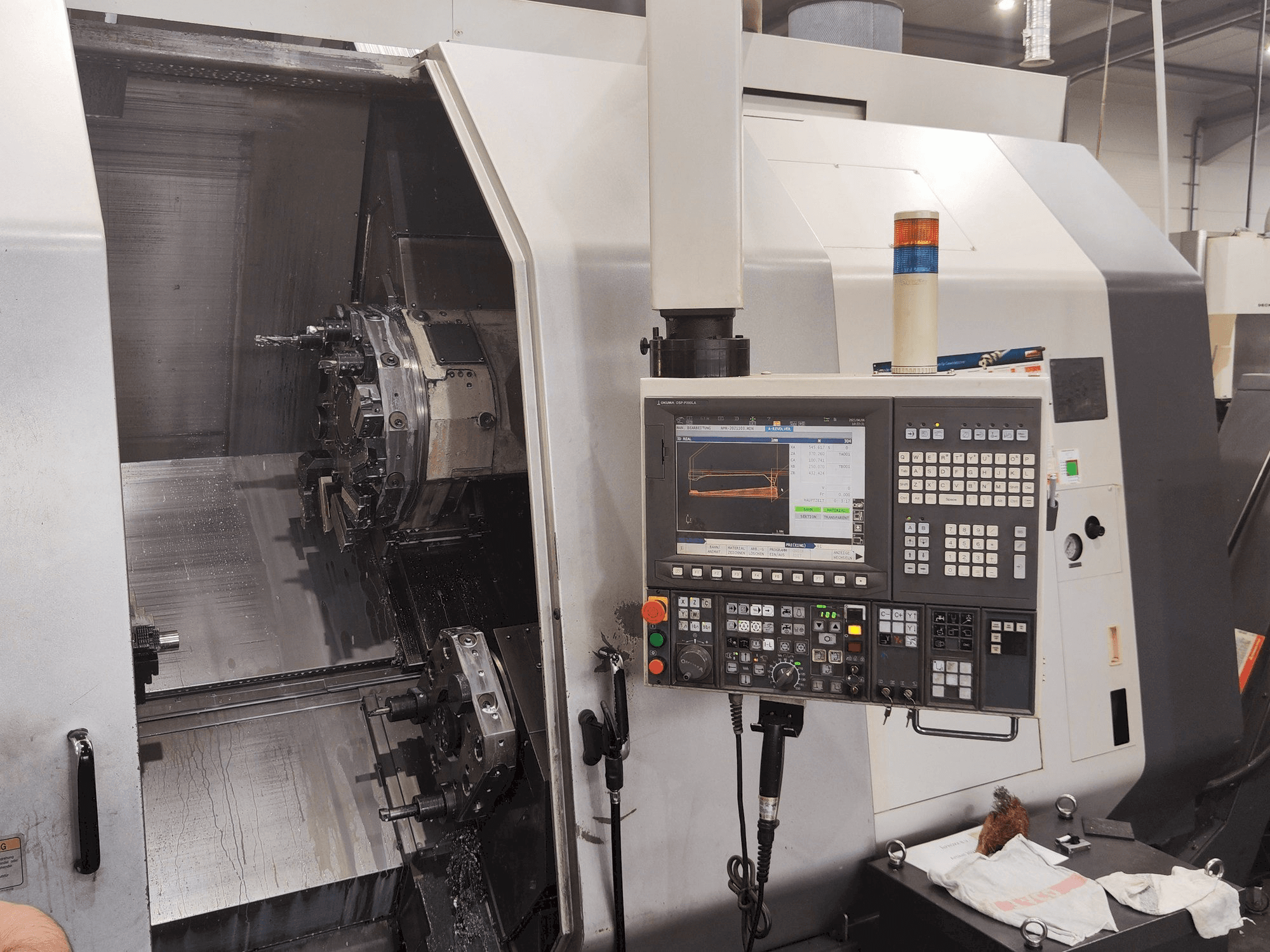 Widok z przodu maszyny Okuma LU 300 MY