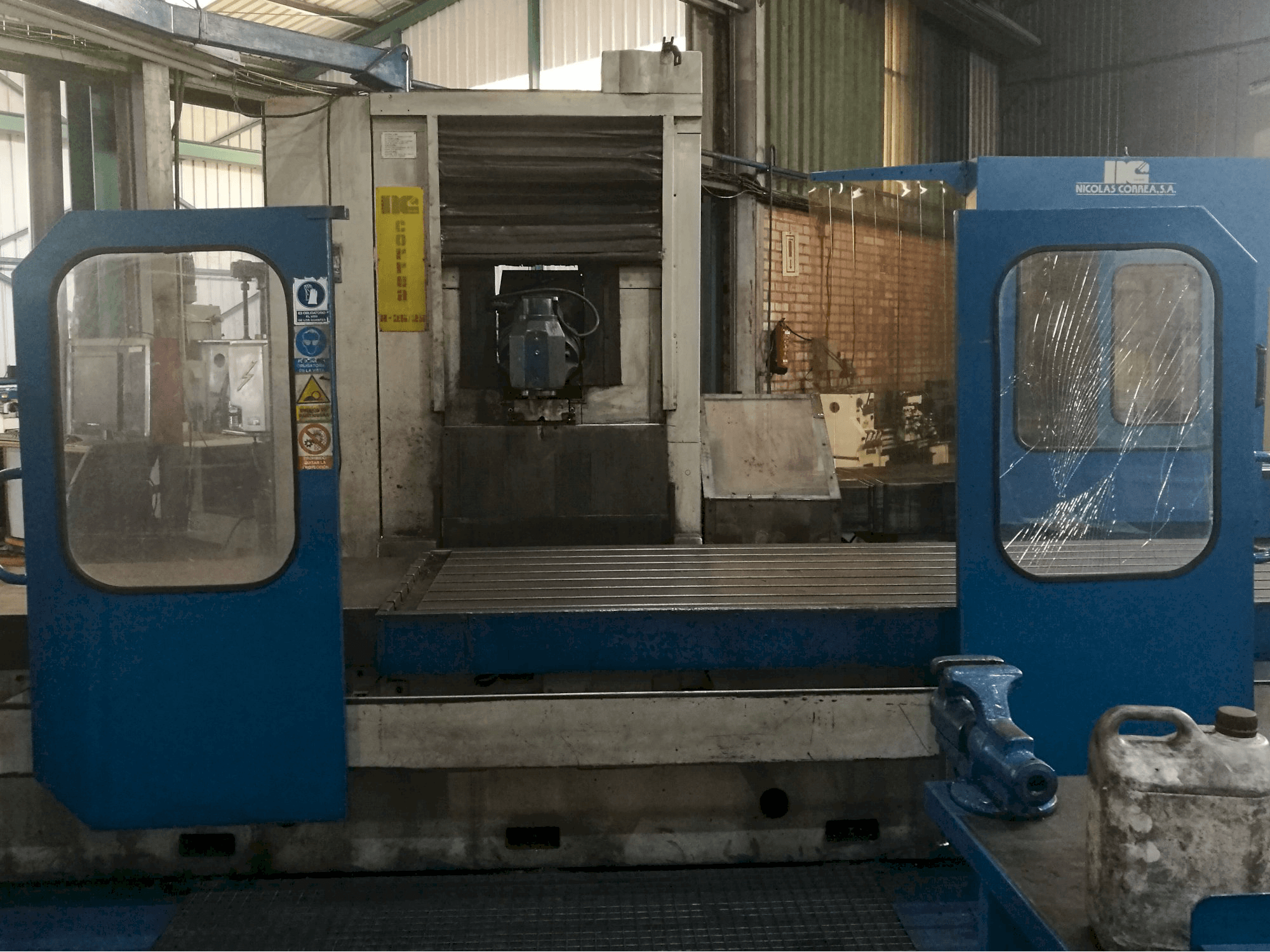 Widok z przodu maszyny Correa A25-25