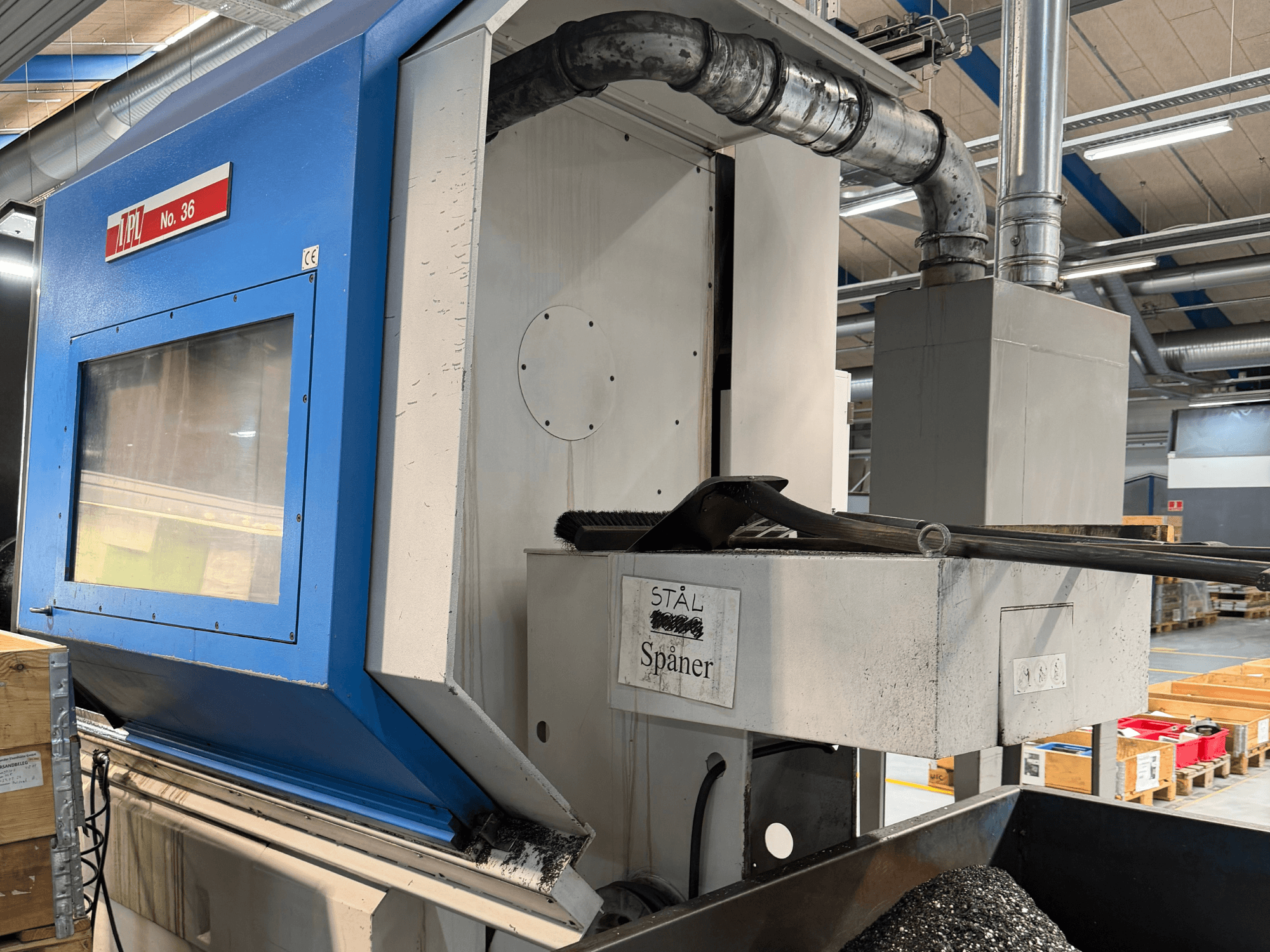 Tokarka pozioma BOEHRINGER VDF 400 CM, widok z boku pokazujący panel sterowania i obszar zbierania materiału.