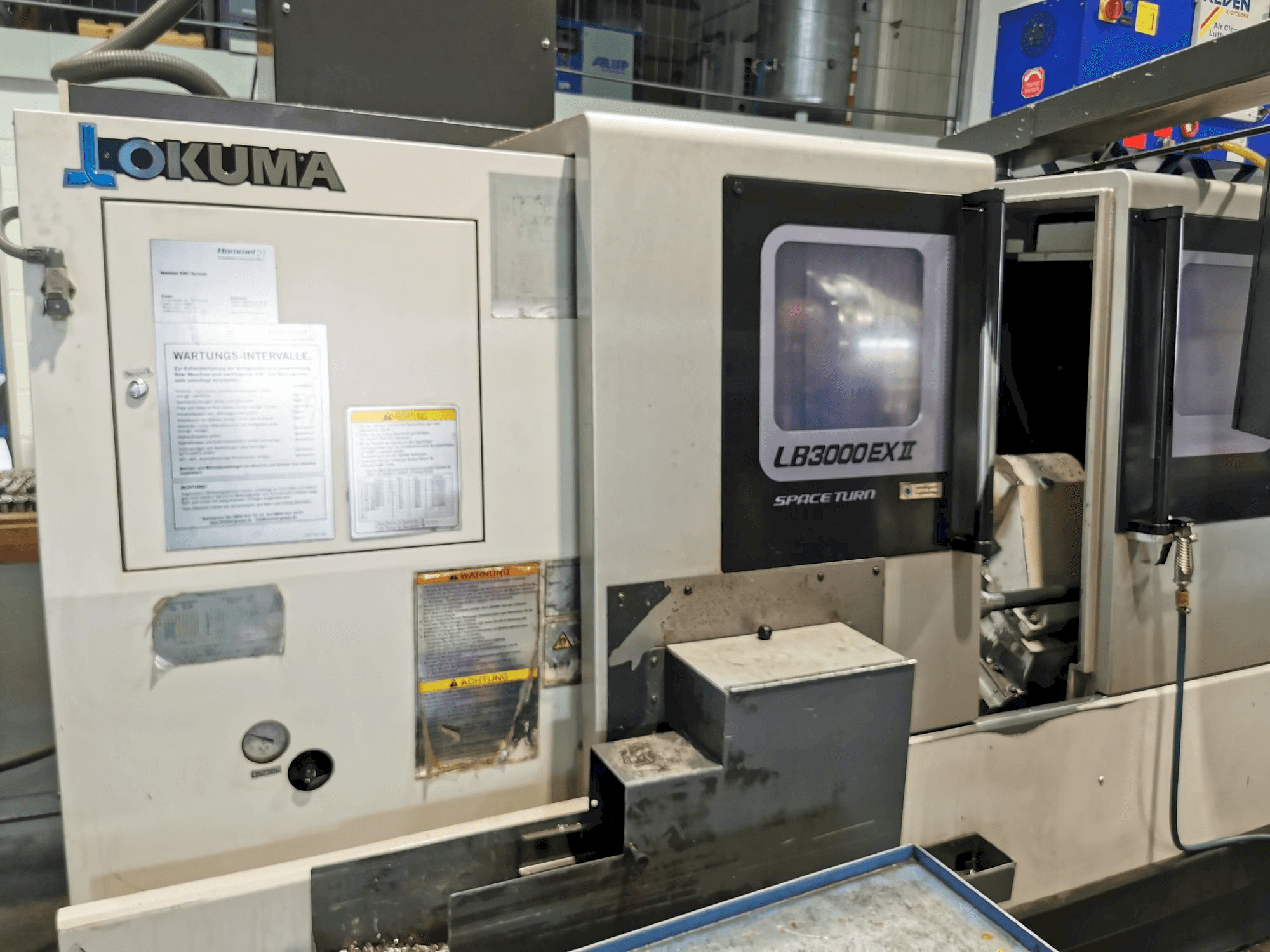 Widok z przodu maszyny Okuma LB3000ll EX MC 1000