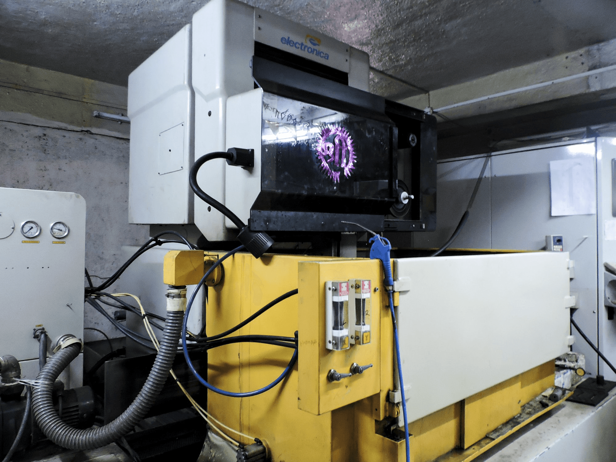 Widok z lewej maszyny Electronica Ultracut S2