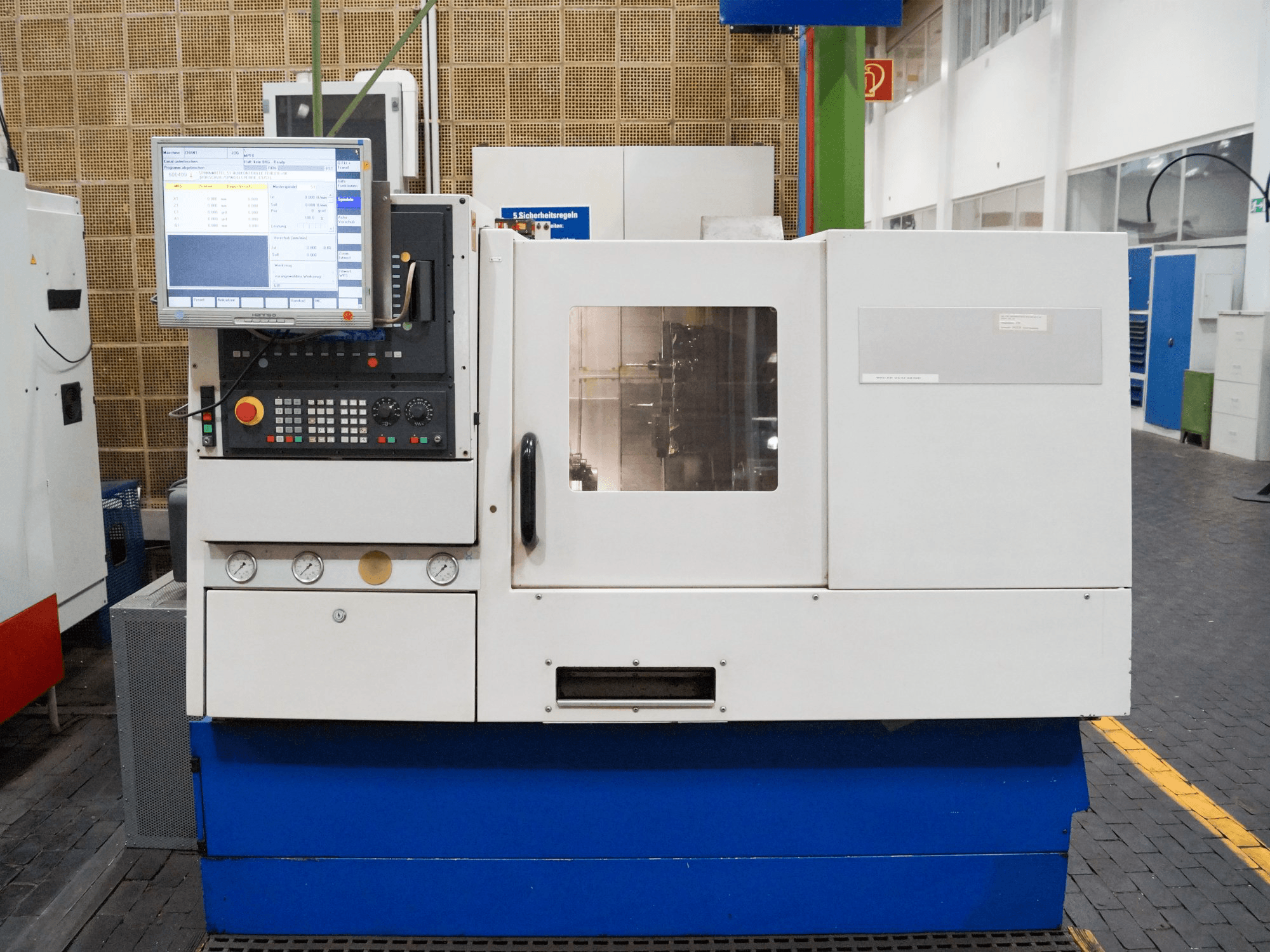 Widok z przodu maszyny Weiler DZ 42 CNC