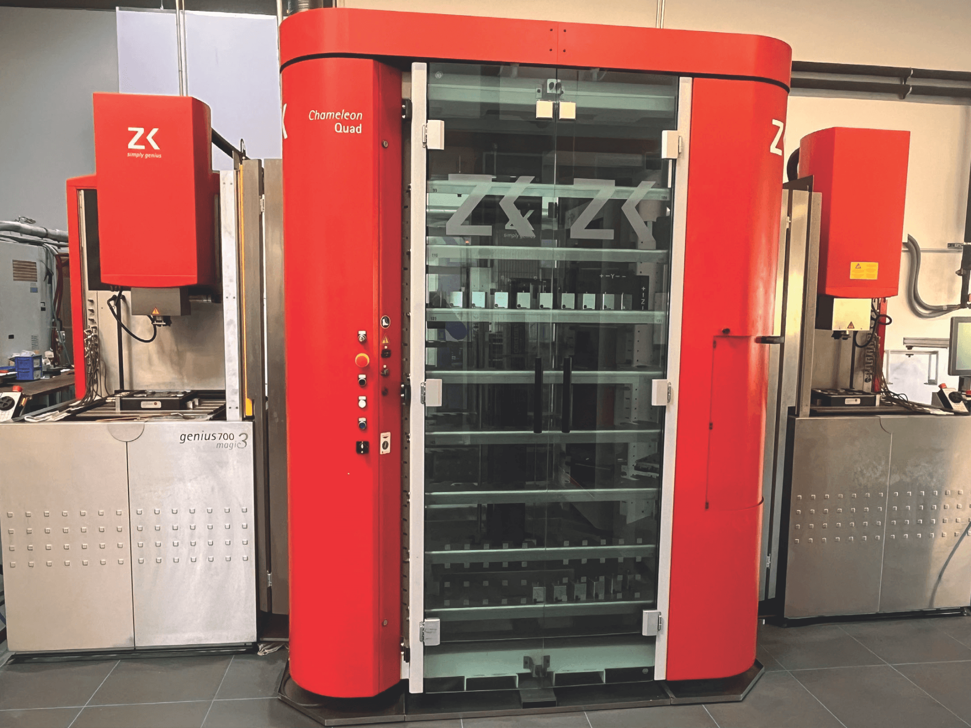 ZK Chameleon Quad, widok z przodu, z czerwoną obudową, szklanymi półkami i sąsiadującą jednostką Genius 700 Magic 3 z panelem sterowania.