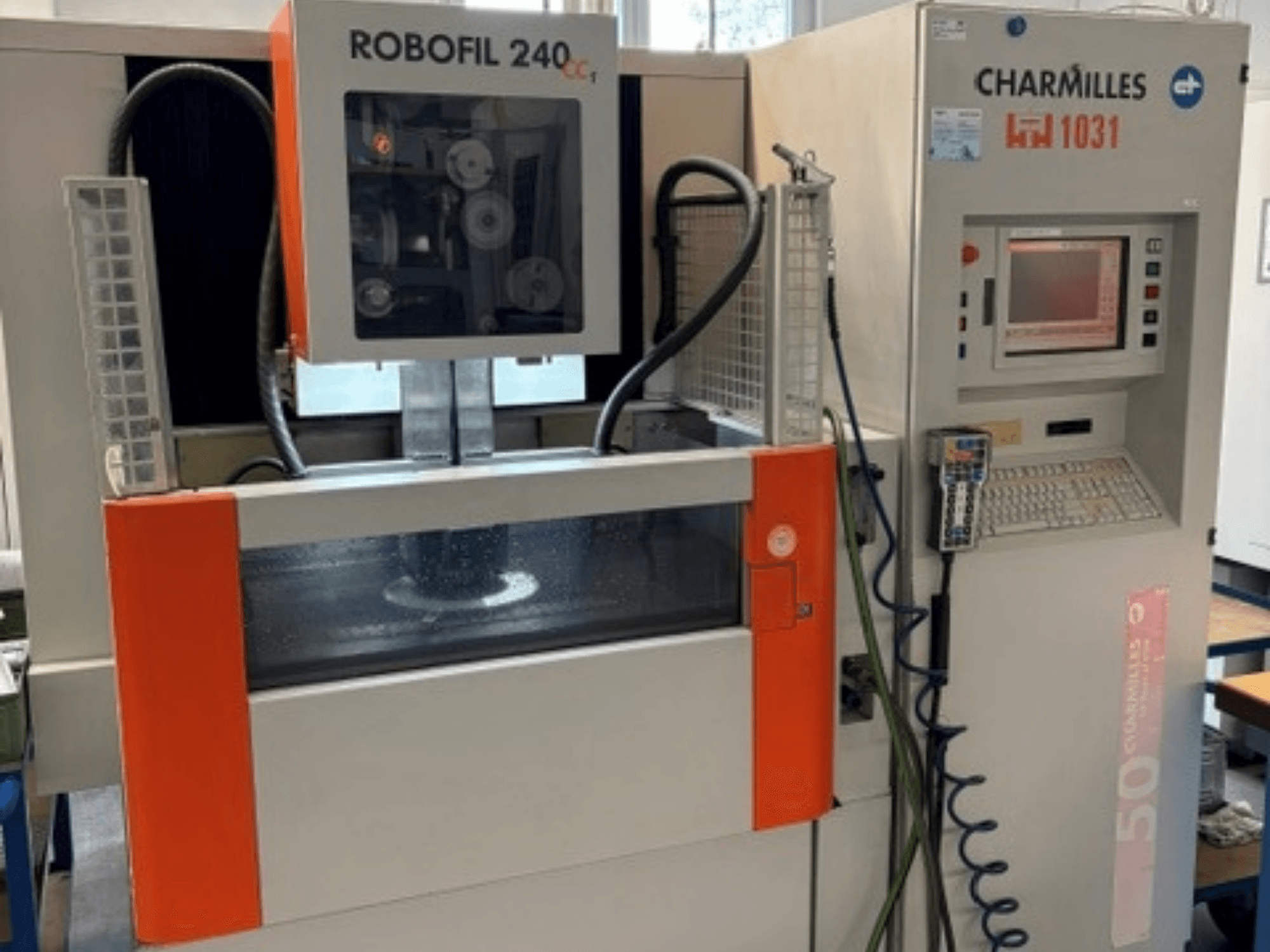 Maszyna do elektroerozji drutowej Charmilles Robofil 240 CC – widok z przodu przedstawiający panel sterowania oraz obszar zbiornika wody.