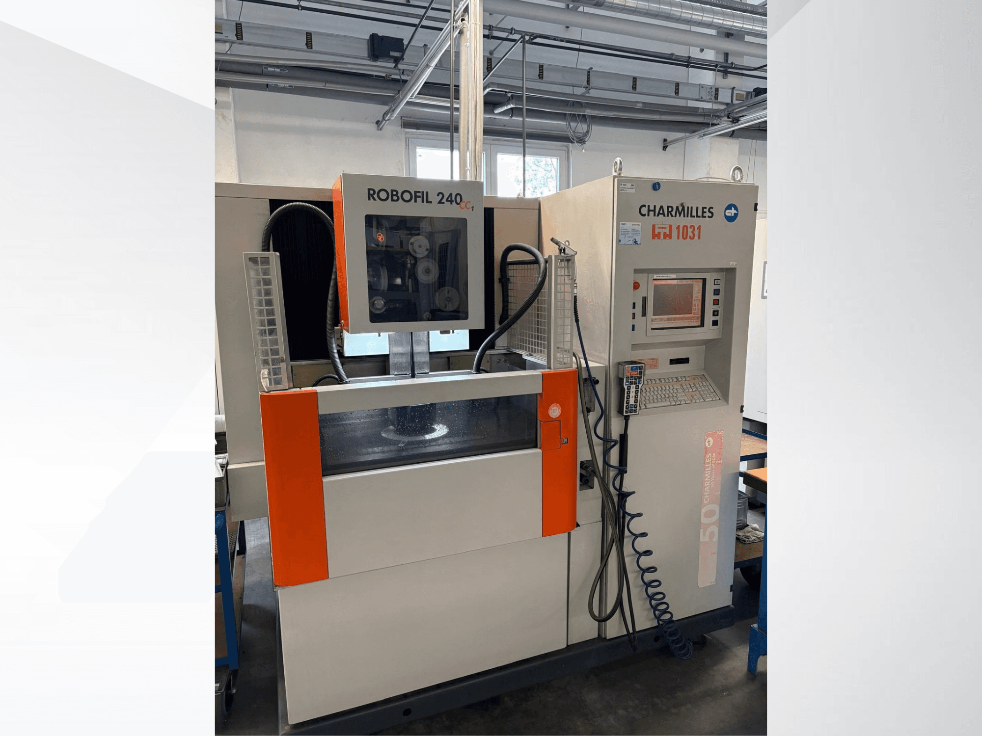 Maszyna do elektroerozji drutowej CHARMILLES Robofil 240 CC – widok z przodu przedstawiający panel sterowania i zbiornik na wodę, z wyraźnymi pomarańczowymi akcentami.