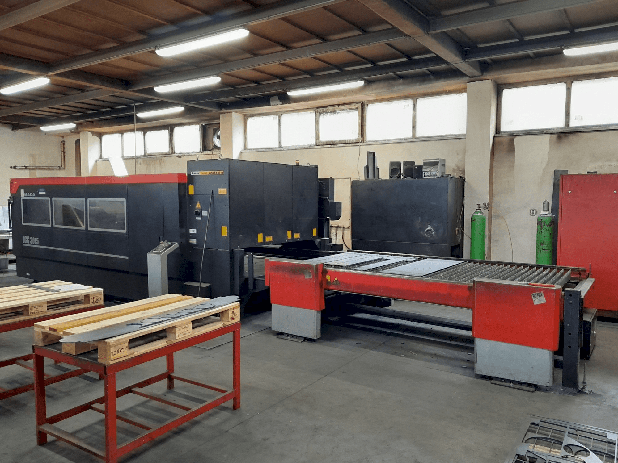 Widok z przodu maszyny AMADA LCG 3015