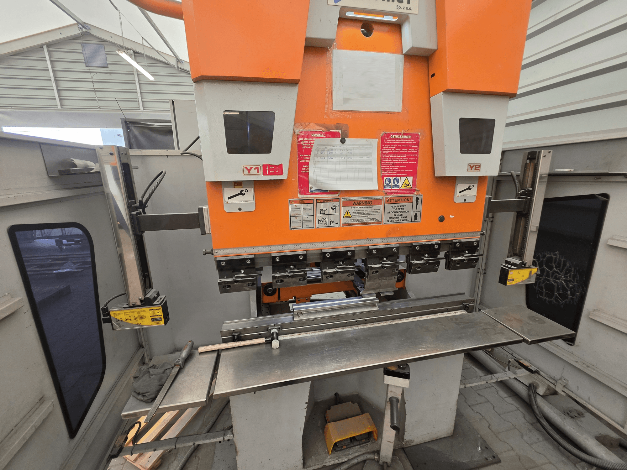 Prasa krawędziowa ERMAKSAN Speed-Bend Pro 1270x60, widok z przodu, przedstawiająca elementy sterowania hydraulicznego, stół roboczy oraz zabezpieczenia.