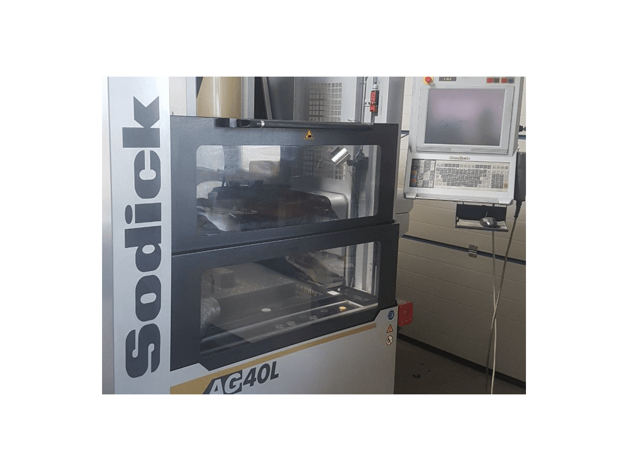 Widok z przodu maszyny Sodick AG40L