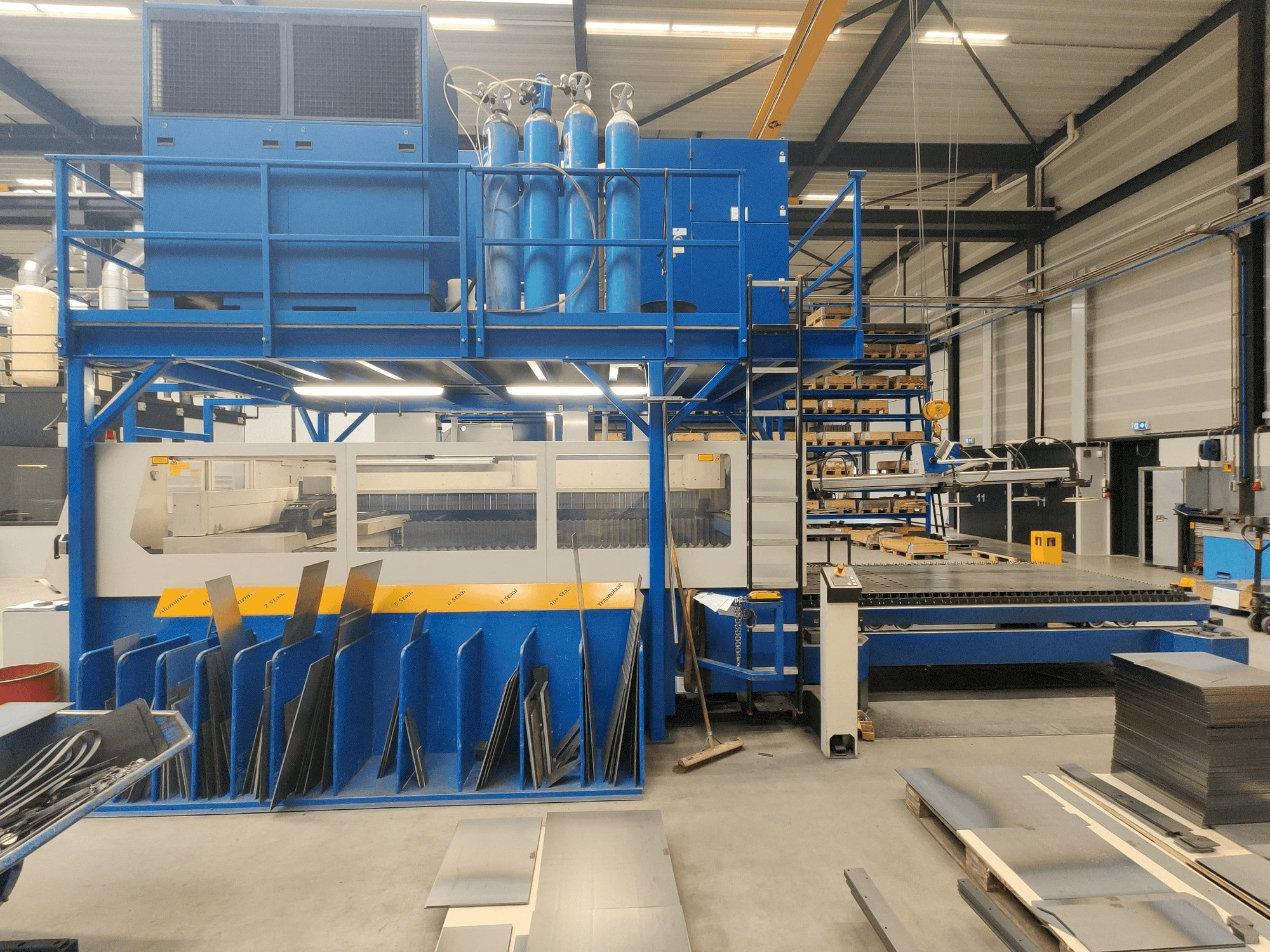 Widok lewej strony maszyny Trumpf Trumatic L 3030