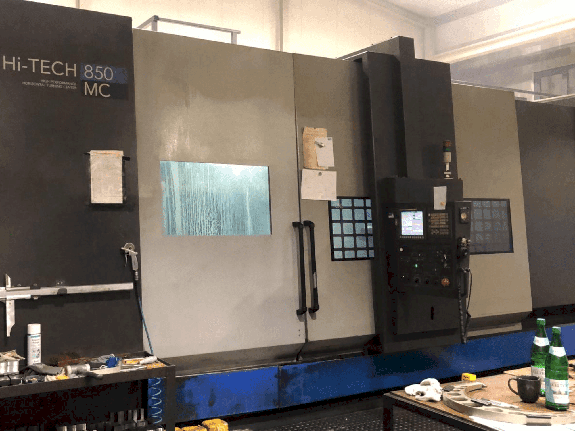 Widok z przodu maszyny HWACHEON Hi-Tech 350