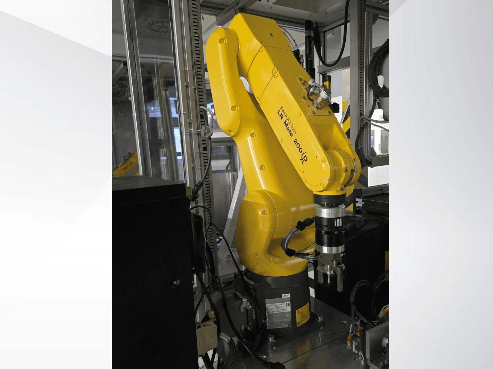 Żółte ramię robotyczne Fanuc LR Mate 200iD pokazane z boku, z chwytakiem i podłączonymi różnymi kablami.