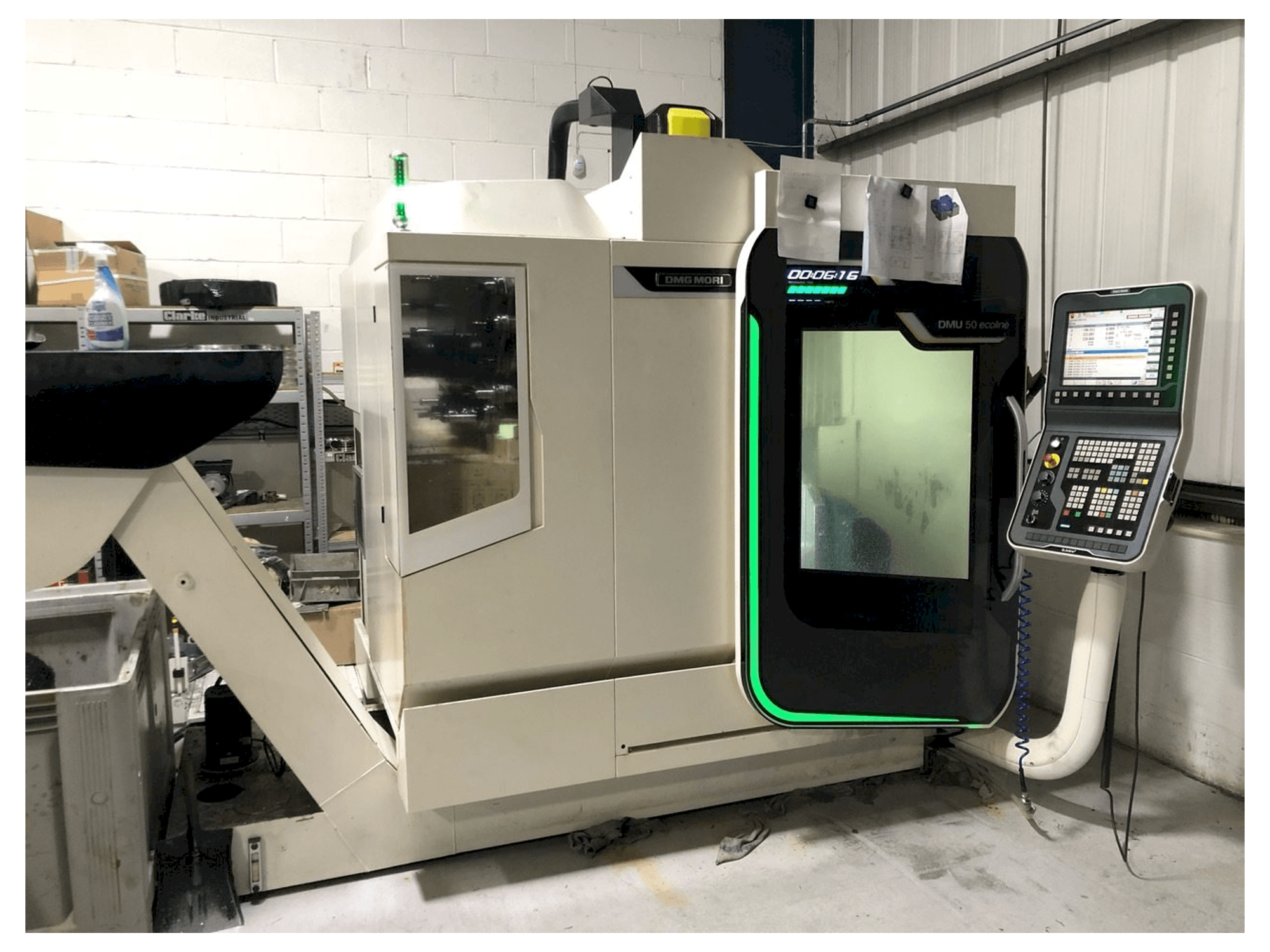 Widok z przodu maszyny DMG MORI DMU 50 ecoline
