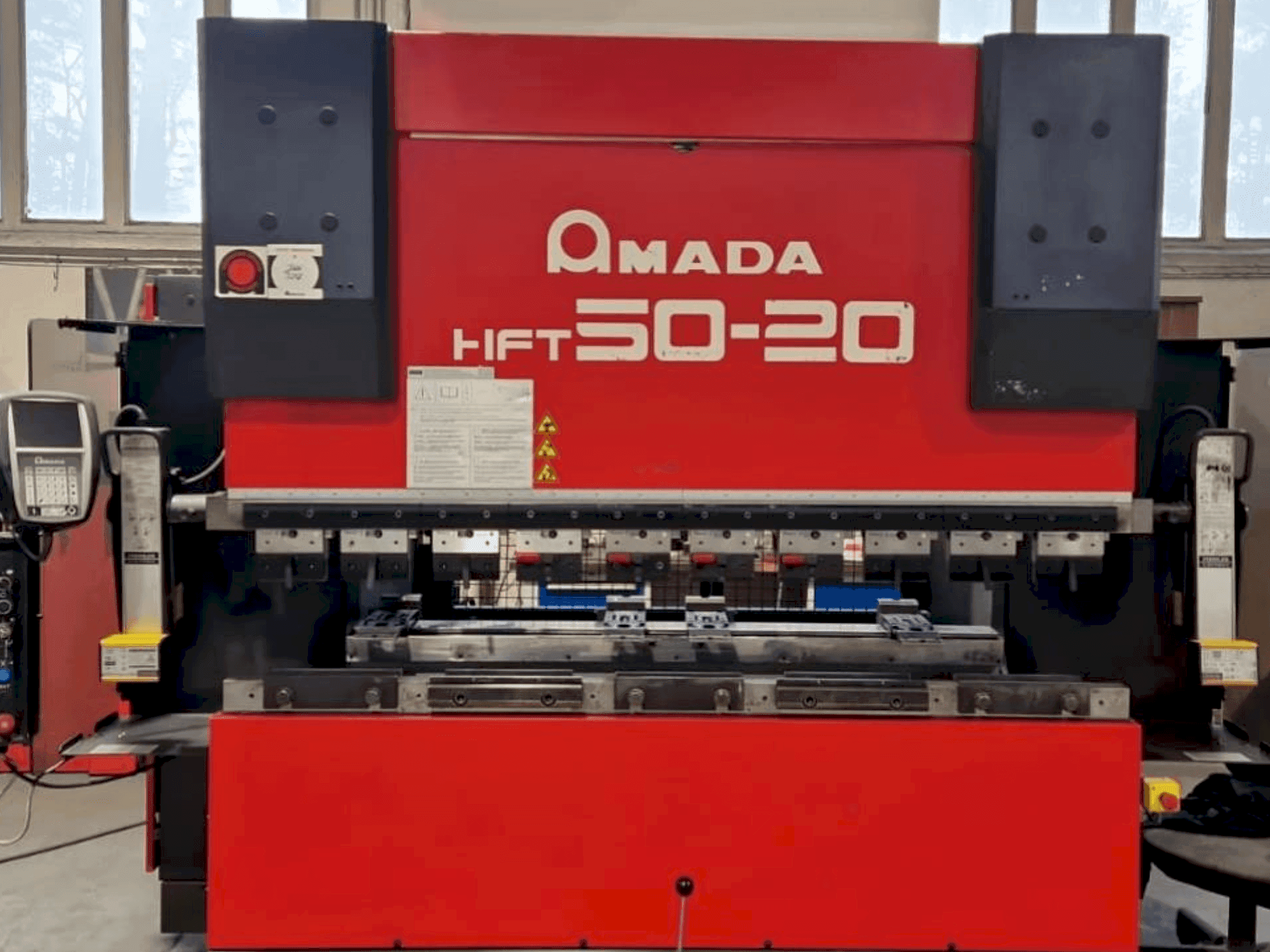 Widok z przodu maszyny AMADA HFT 50-20