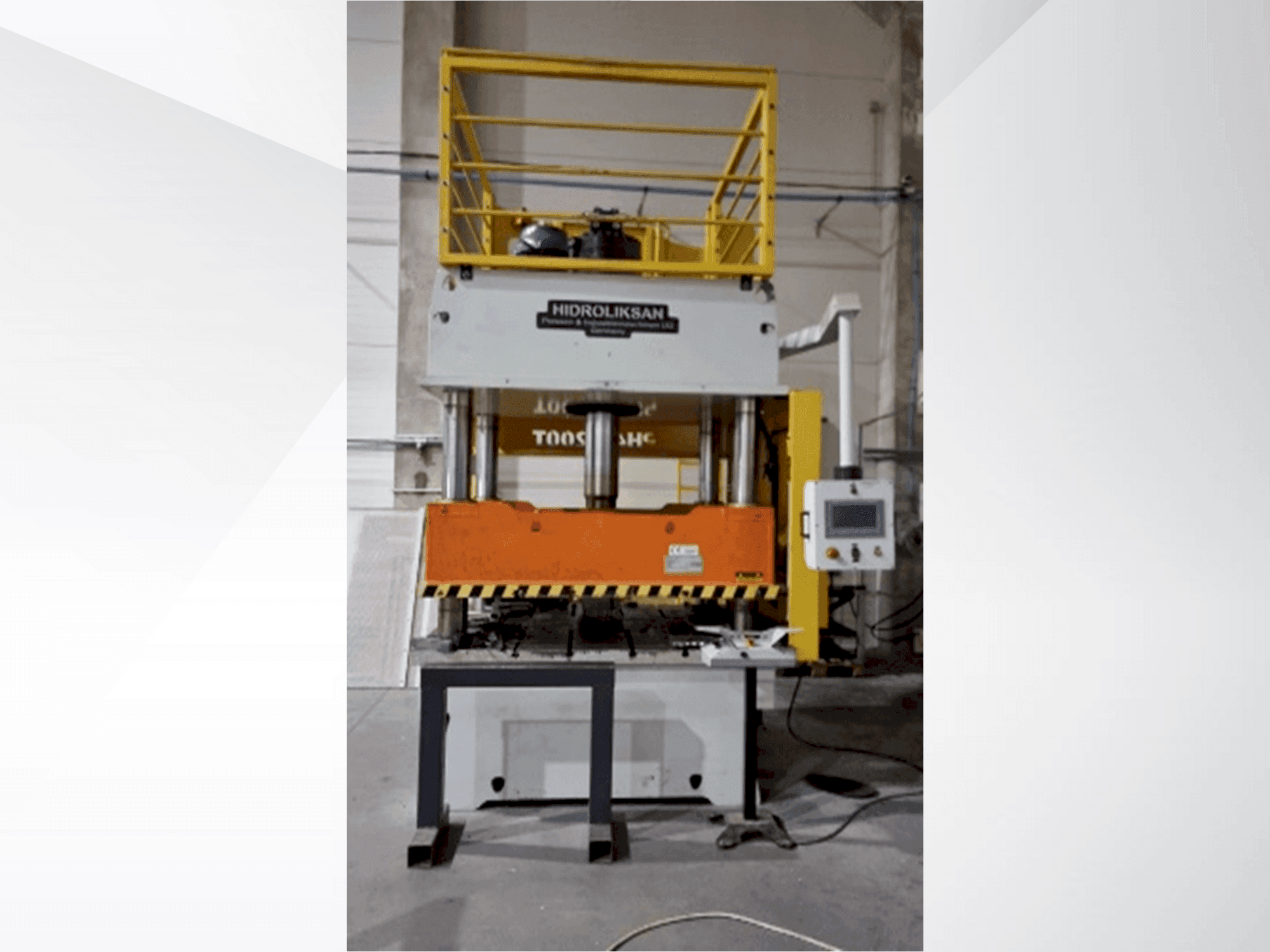 Widok z przodu maszyny HIDROLIKSAN PH4C 200T