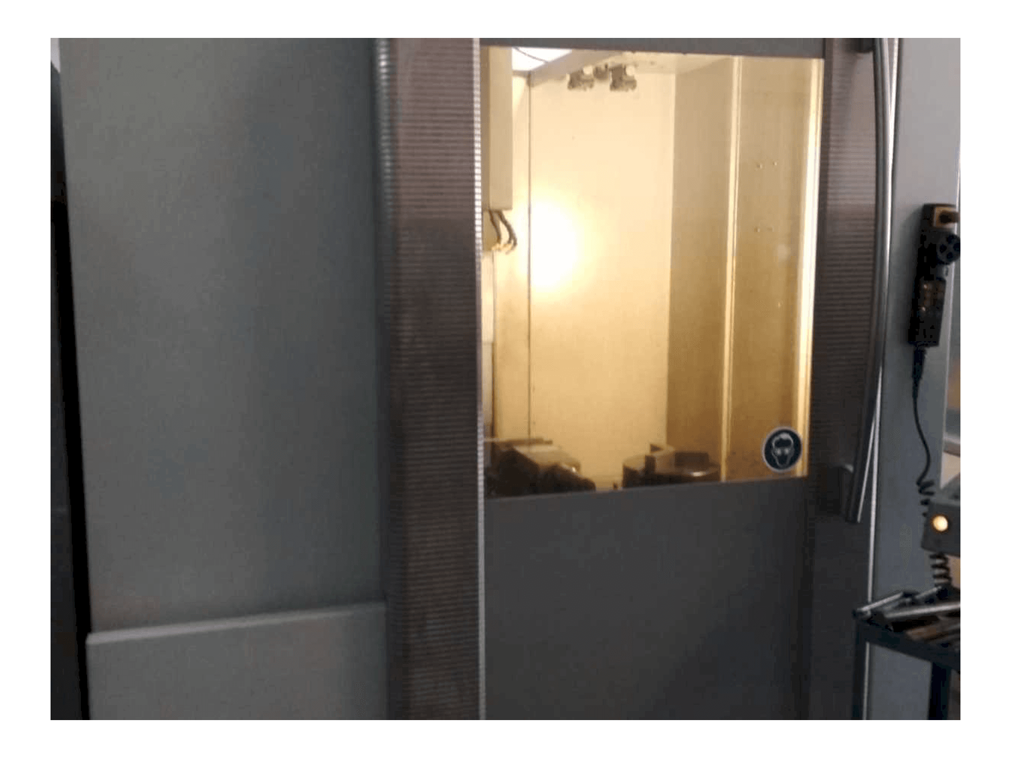 Widok z przodu maszyny DECKEL MAHO DMC 63V