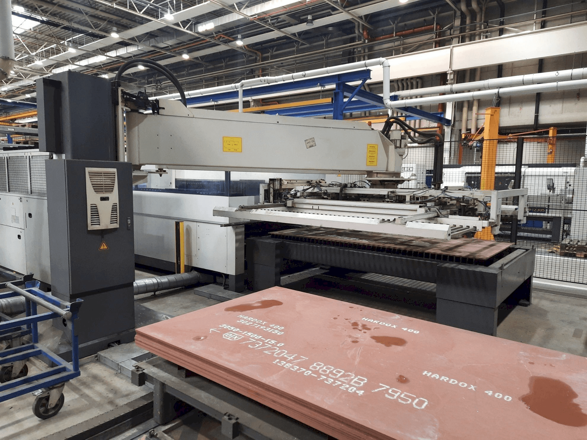 Widok lewej strony maszyny Trumpf L3030