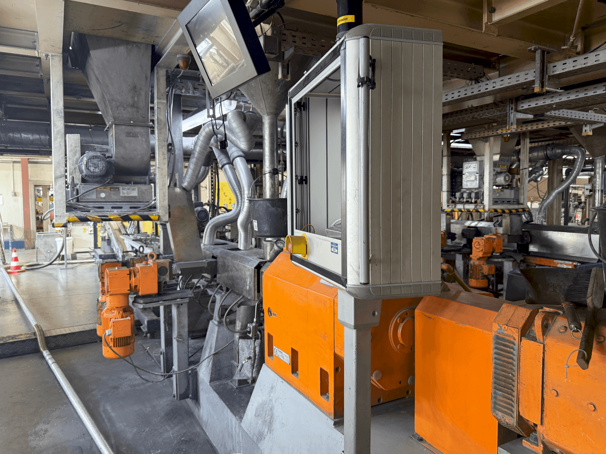 Widok lewej strony maszyny Leistritz ZSE 50HP-40D