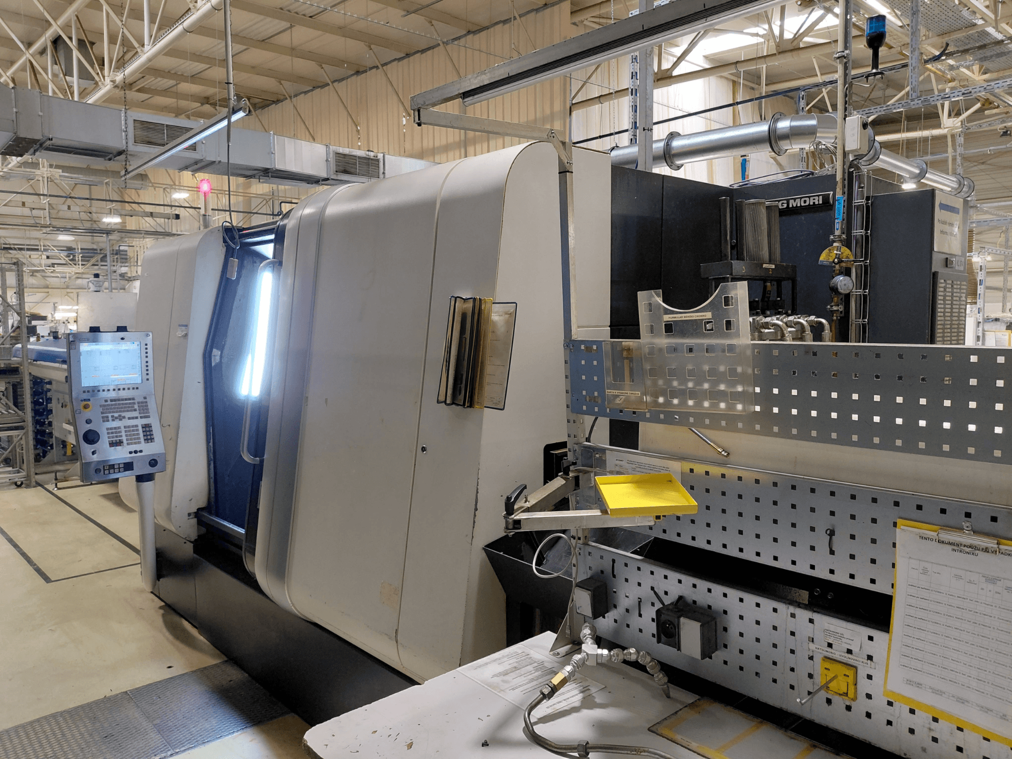 Tokarka wielowrzecionowa DMG MORI Sprint 65 linear, widok z przodu, pokazujący panel sterowania i funkcje maszyny.