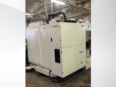 Biała przemysłowa maszyna CNC widziana od przodu, z panelem sterowania i wentylacją, w warunkach warsztatowych.