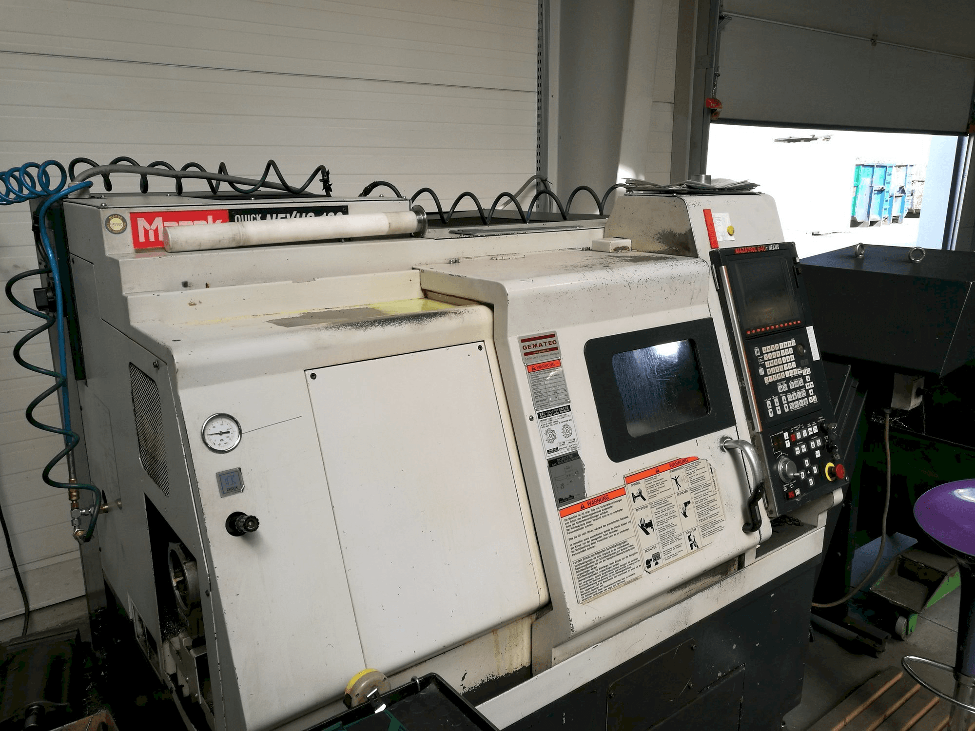 Widok lewej strony maszyny Mazak QT NEXUS 100