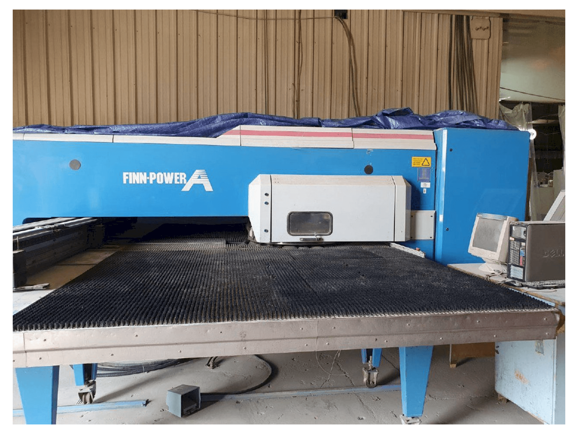 Widok z przodu maszyny Finn-Power A5-5 FB