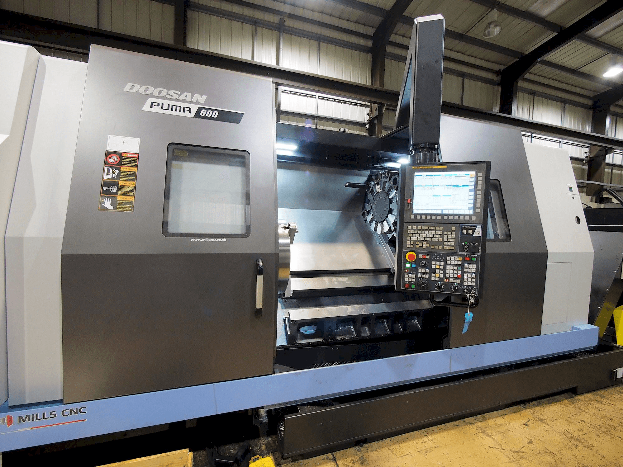 Widok z przodu maszyny Doosan Puma 600