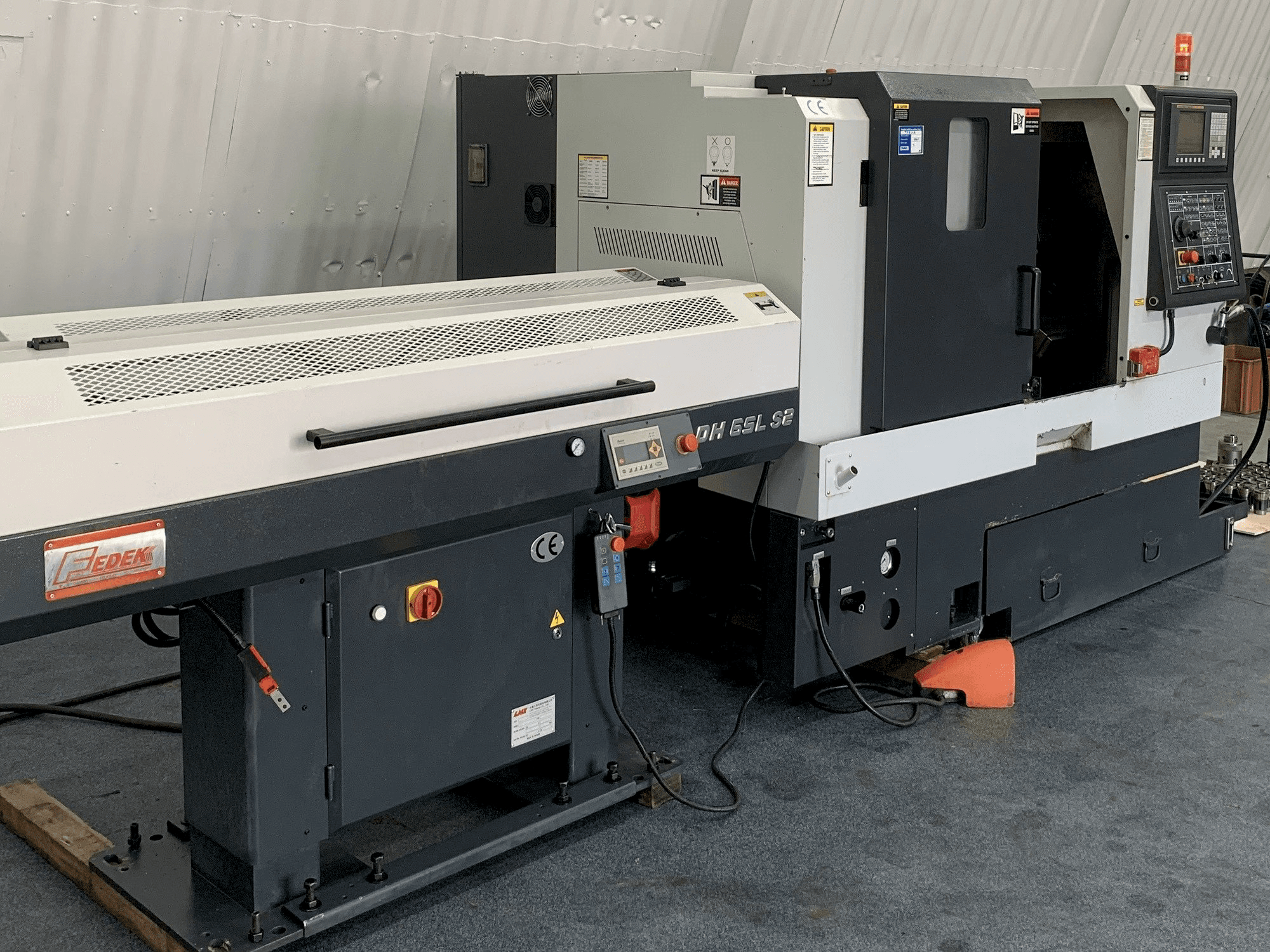 Widok z przodu maszyny Leadwell T-6