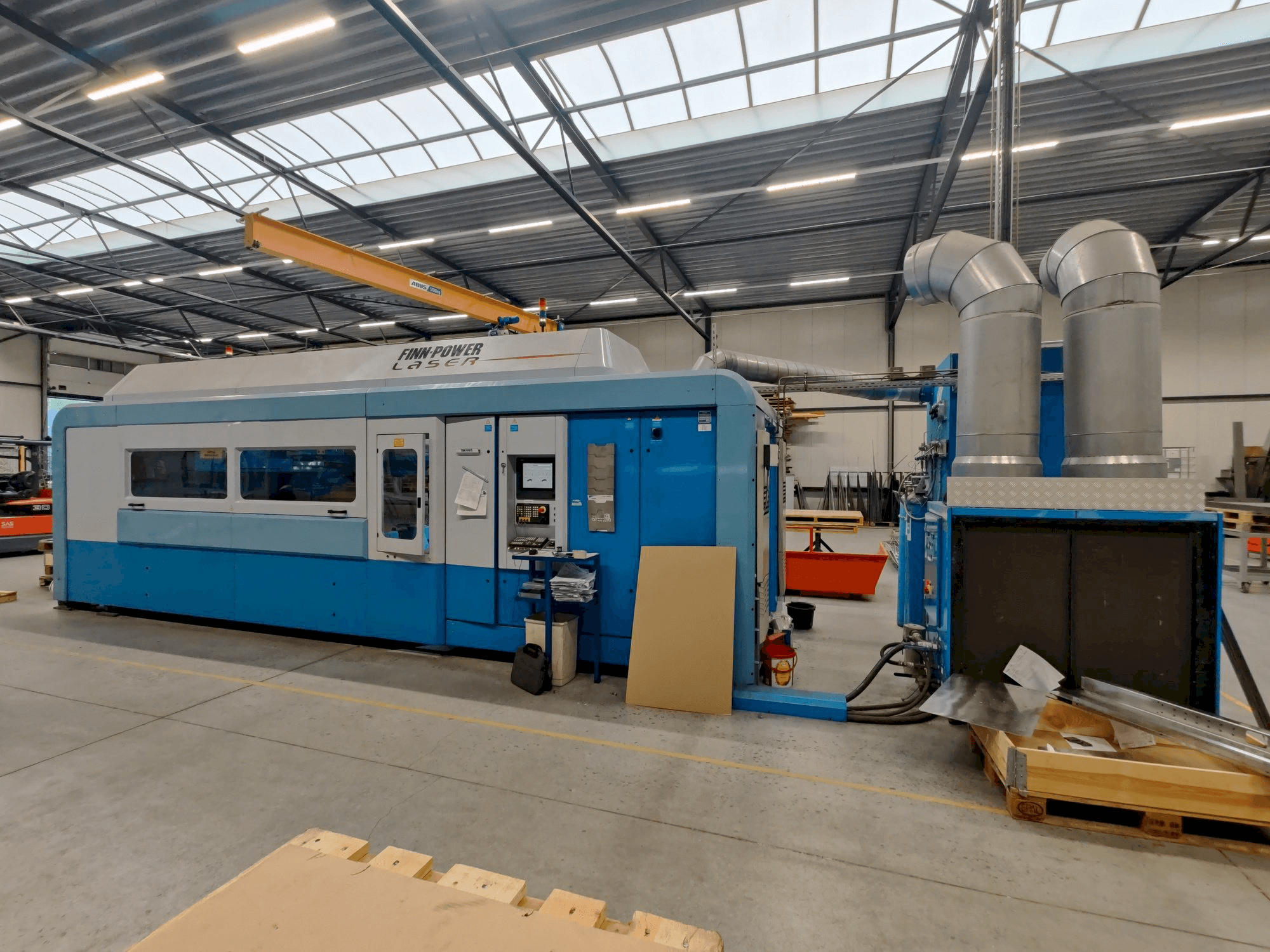 Widok z przodu maszyny Finn-Power FPL6-B