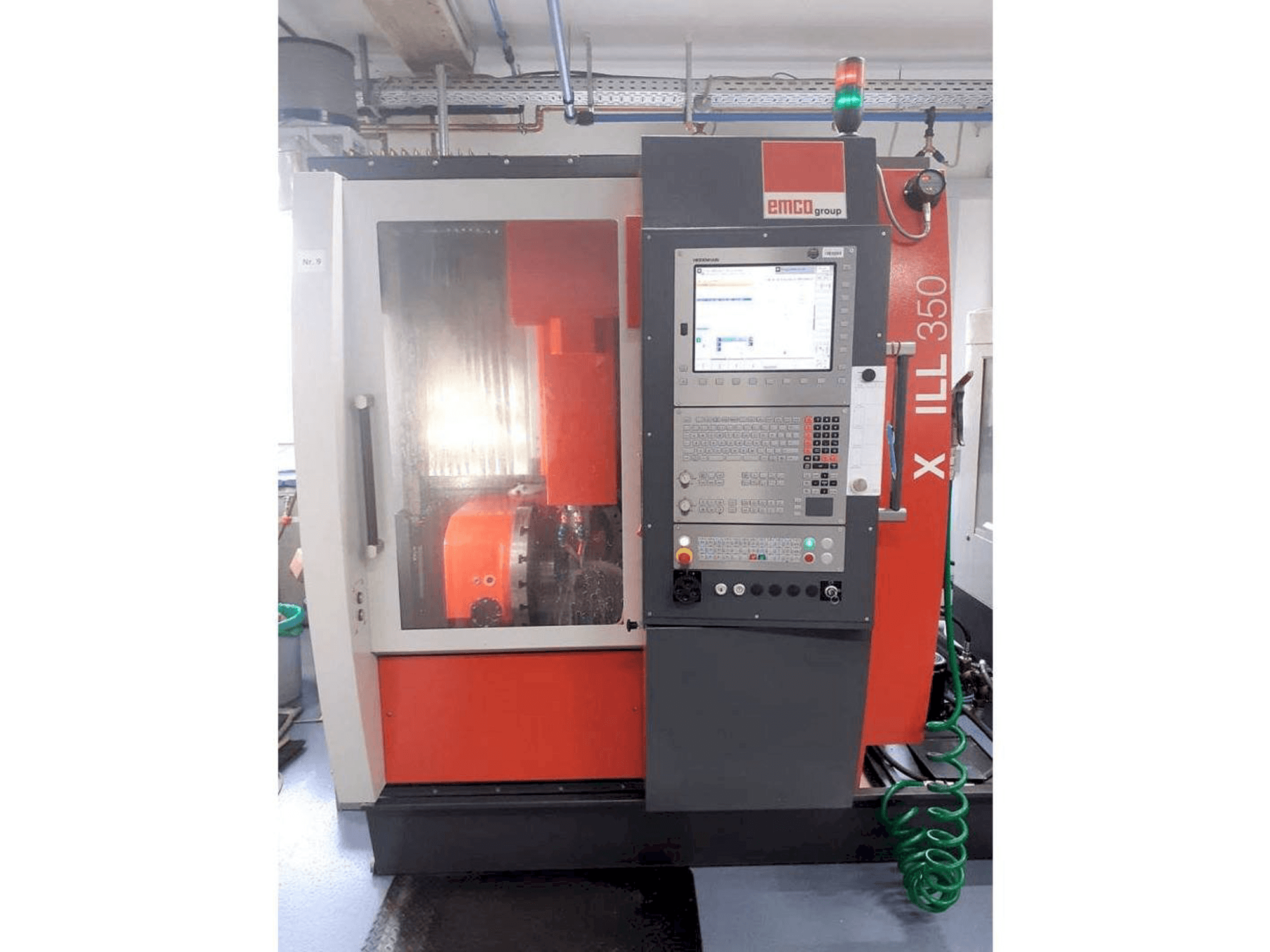 Widok z przodu maszyny EMCO Maxxmill 350