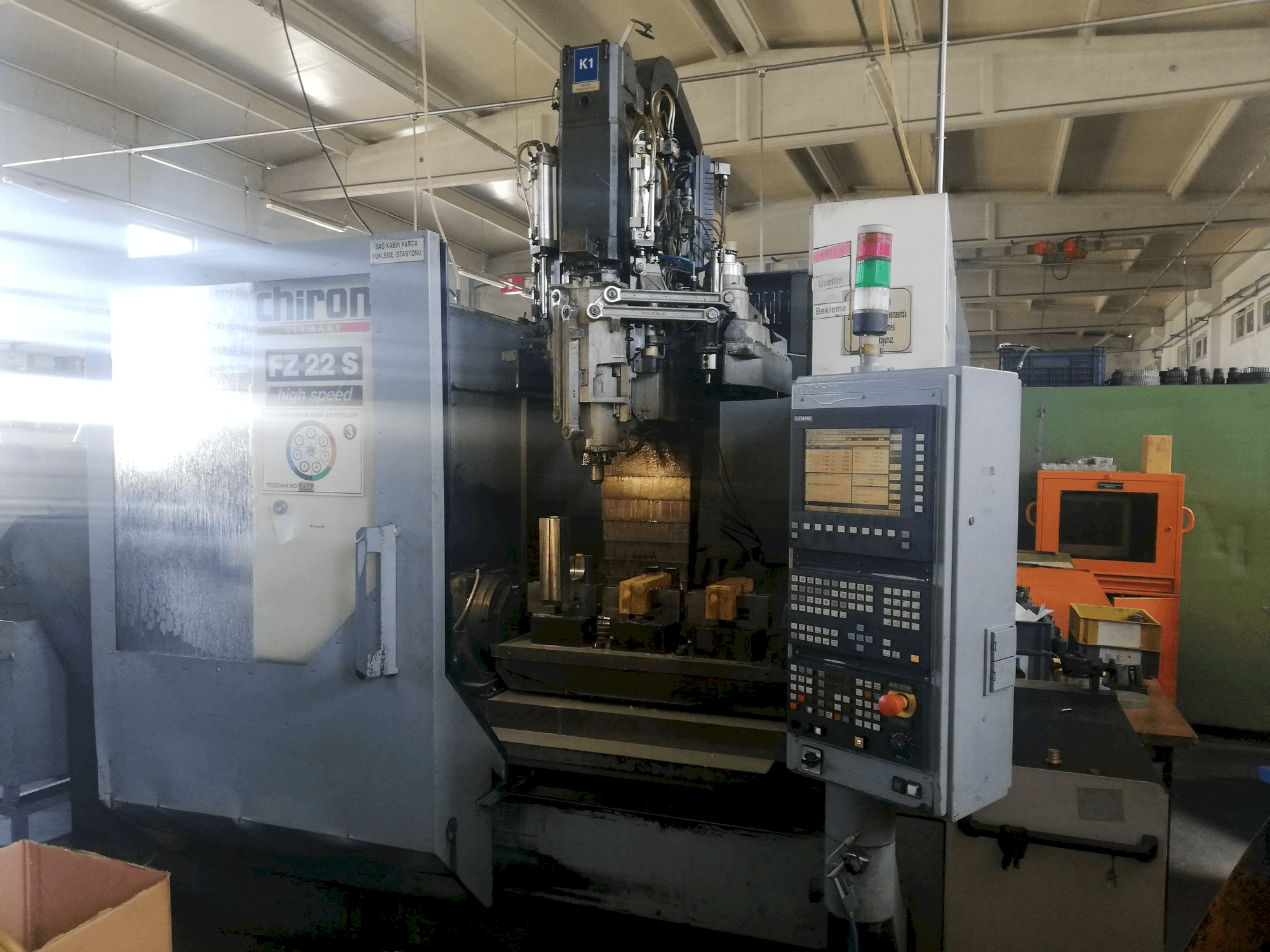 Widok z przodu maszyny CHIRON FZ 22 S