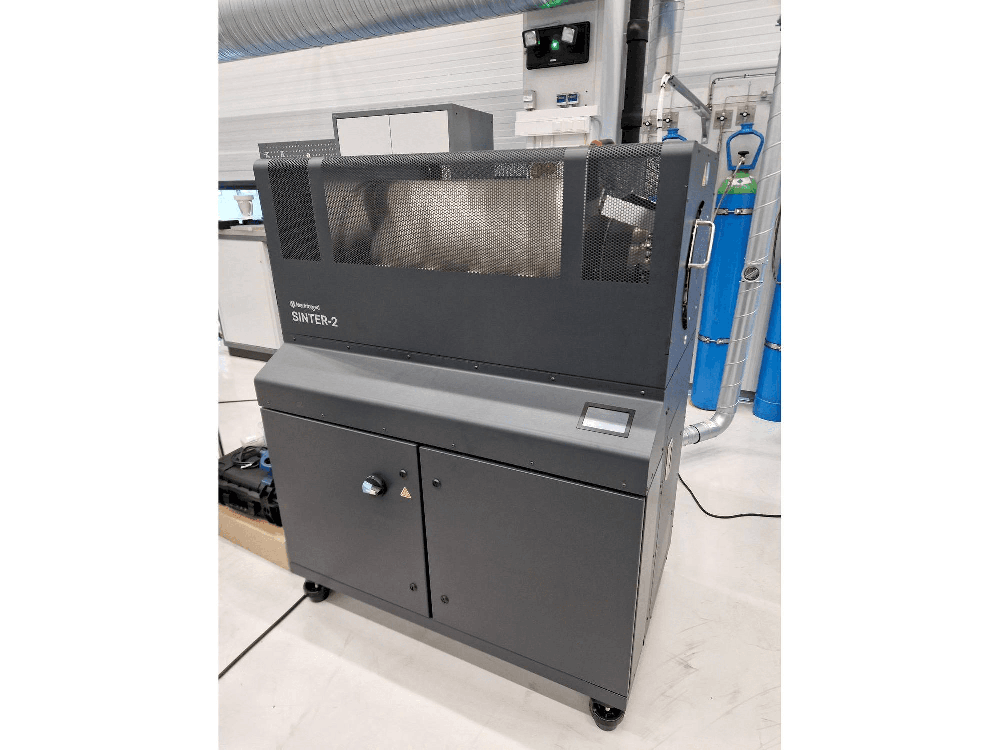 Widok z przodu maszyny MARKFORGED Metal X