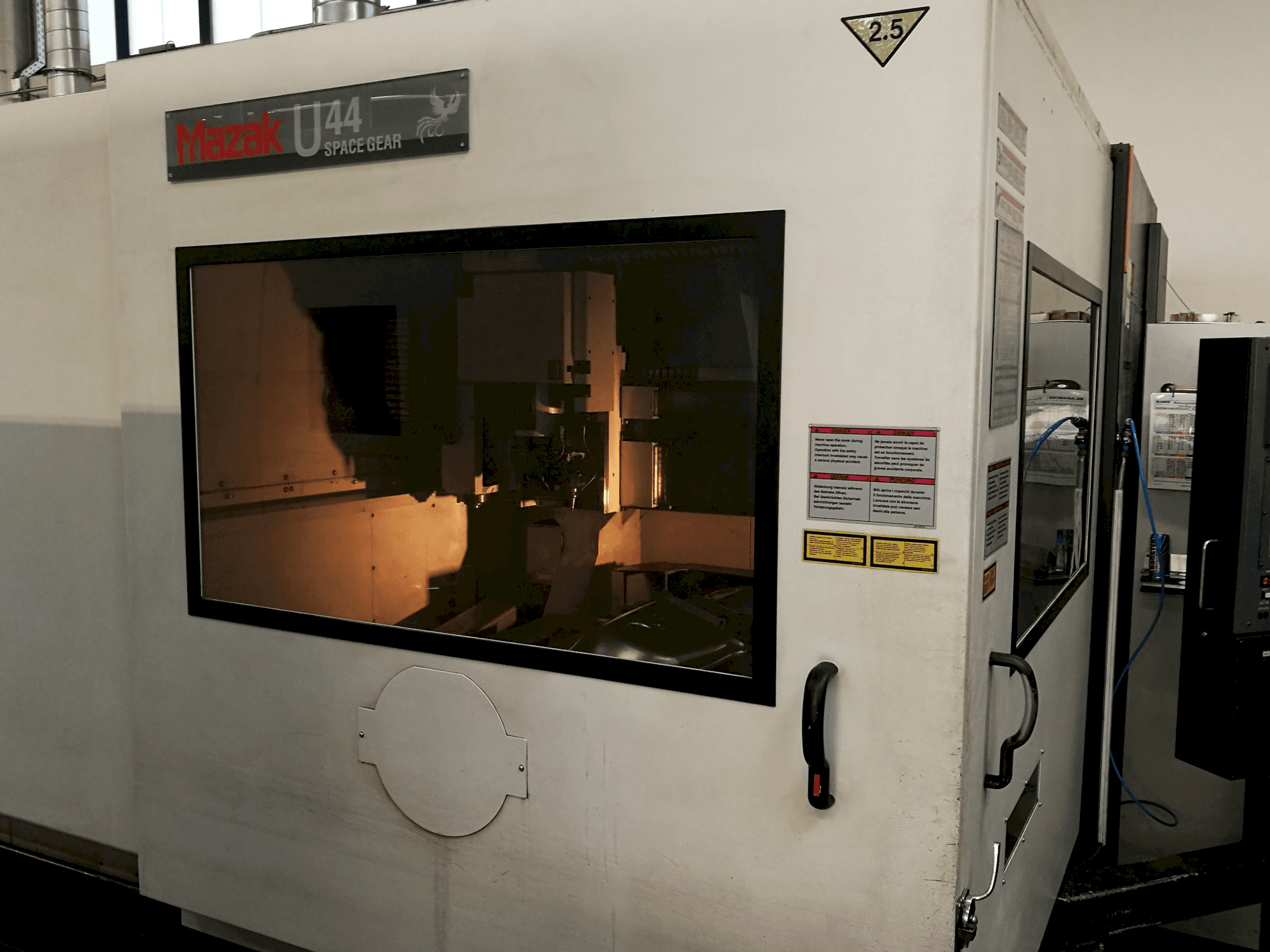 Widok z lewej maszyny Mazak Space Gear-U44