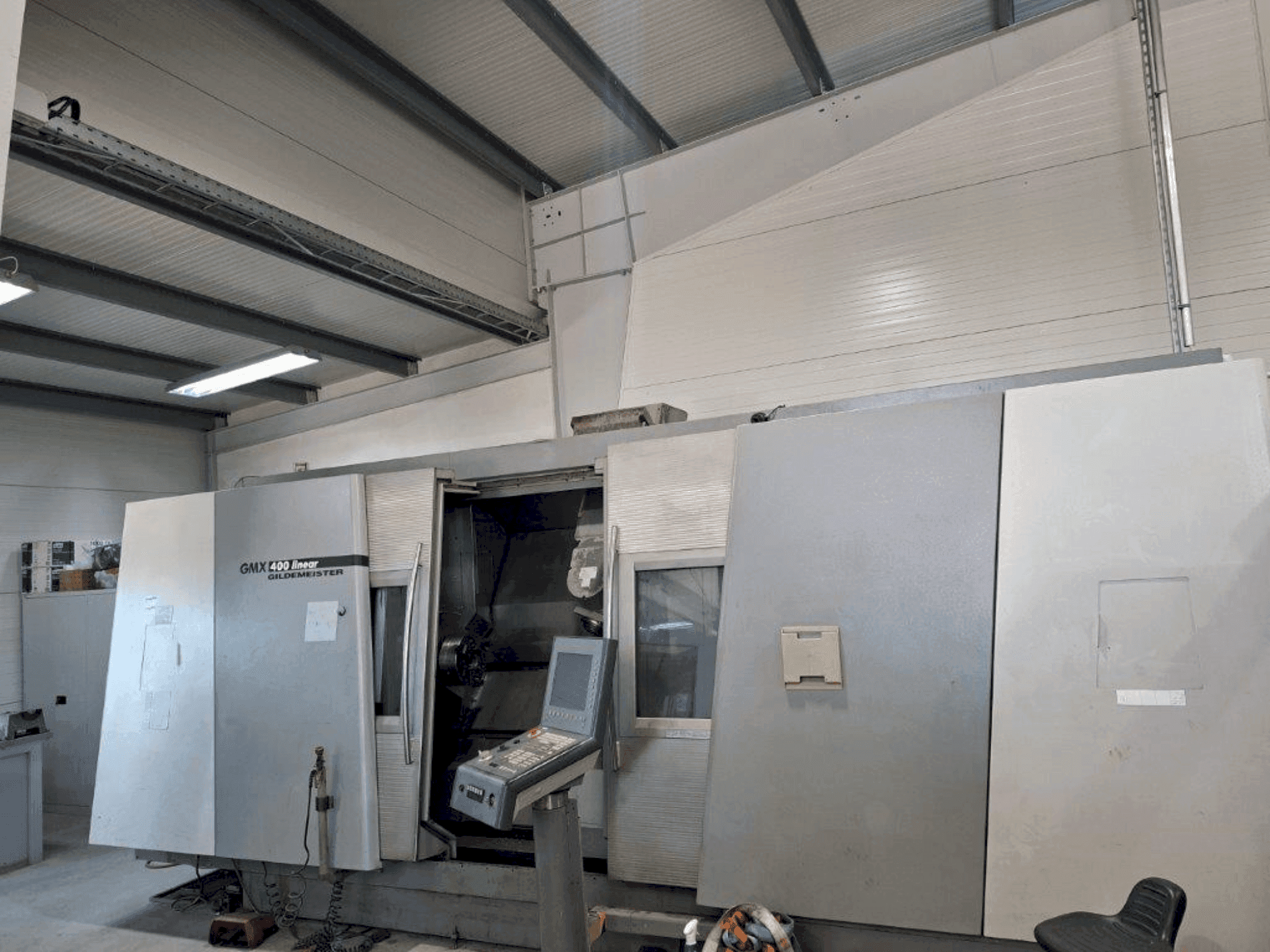 Widok z przodu maszyny DMG Gildemeister GMX 400 linear