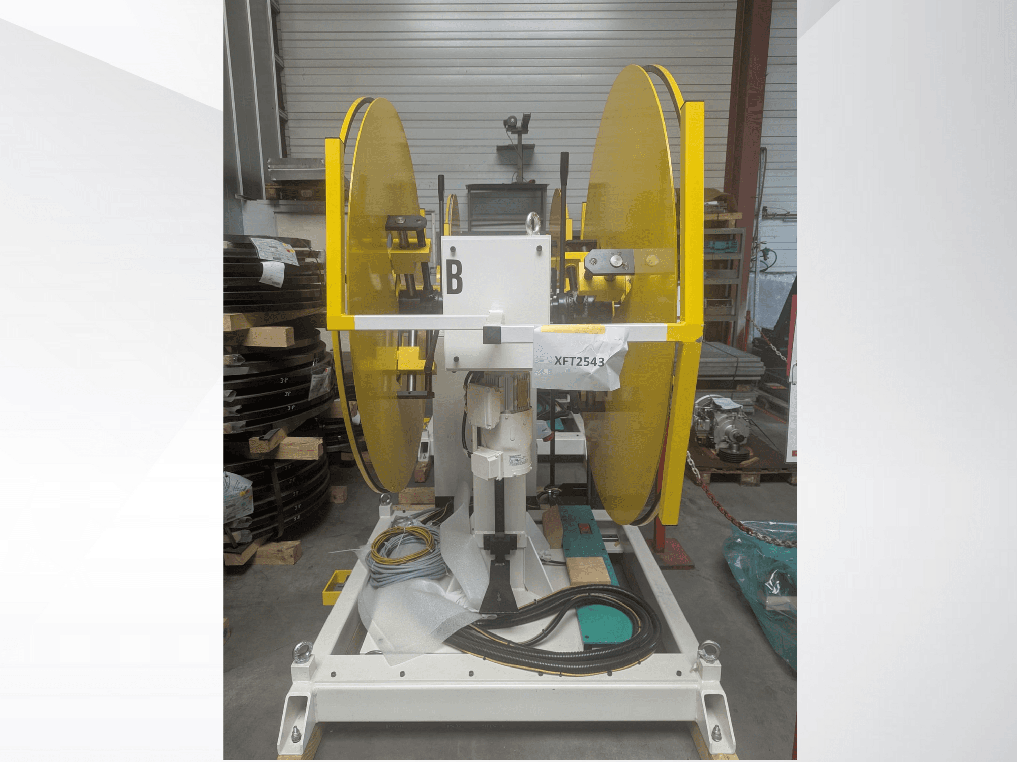 Żółte piły tarczowe zamontowane na białej podstawie maszyny, widok z przodu; model XFT2543, z widocznym okablowaniem i komponentami.
