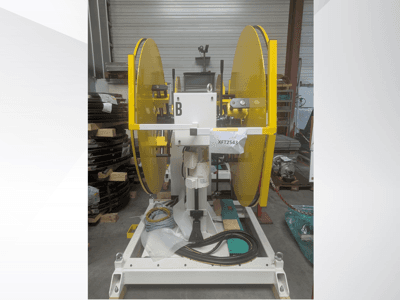 Żółte piły tarczowe zamontowane na białej podstawie maszyny, widok z przodu; model XFT2543, z widocznym okablowaniem i komponentami.