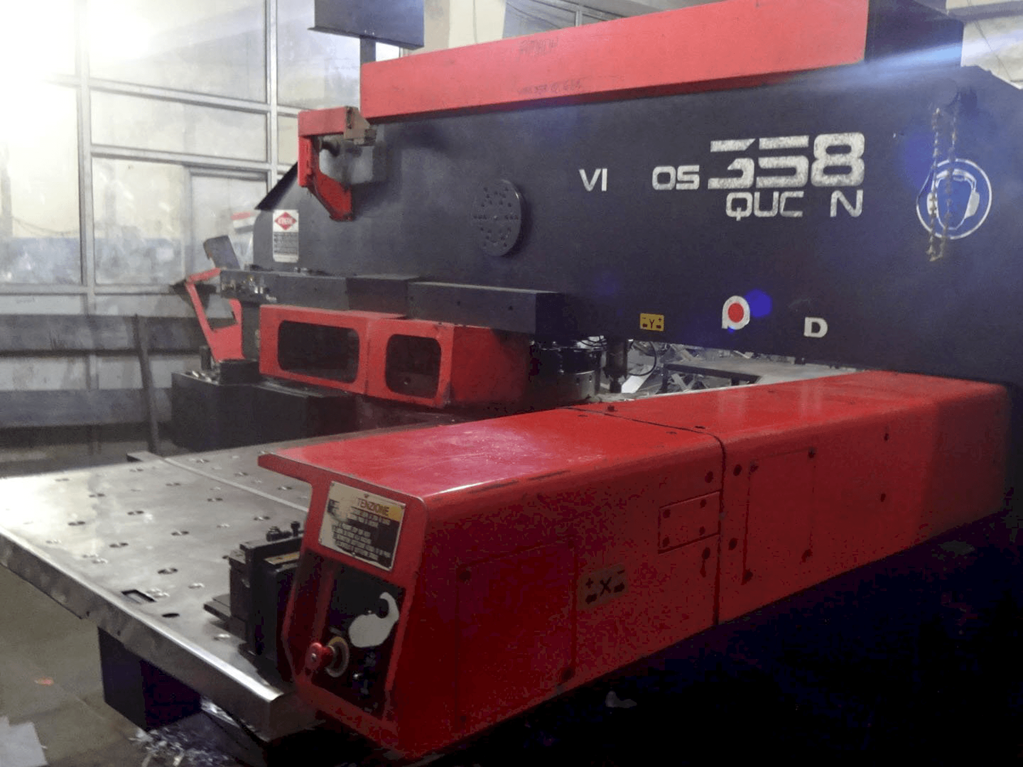 Widok z prawej maszyny AMADA Vipros 358Q