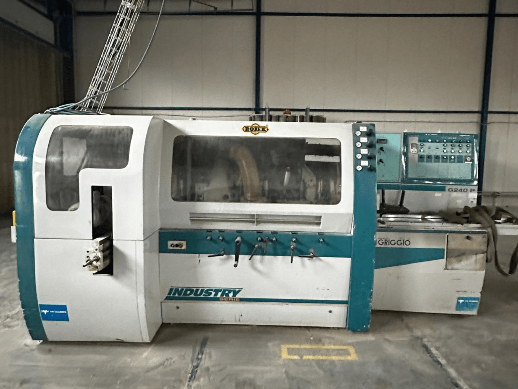 Maszyna Griggio Industry G240 P, widok z przodu, z panelem sterowania i przezroczystą obudową prezentującą wewnętrzne mechanizmy.