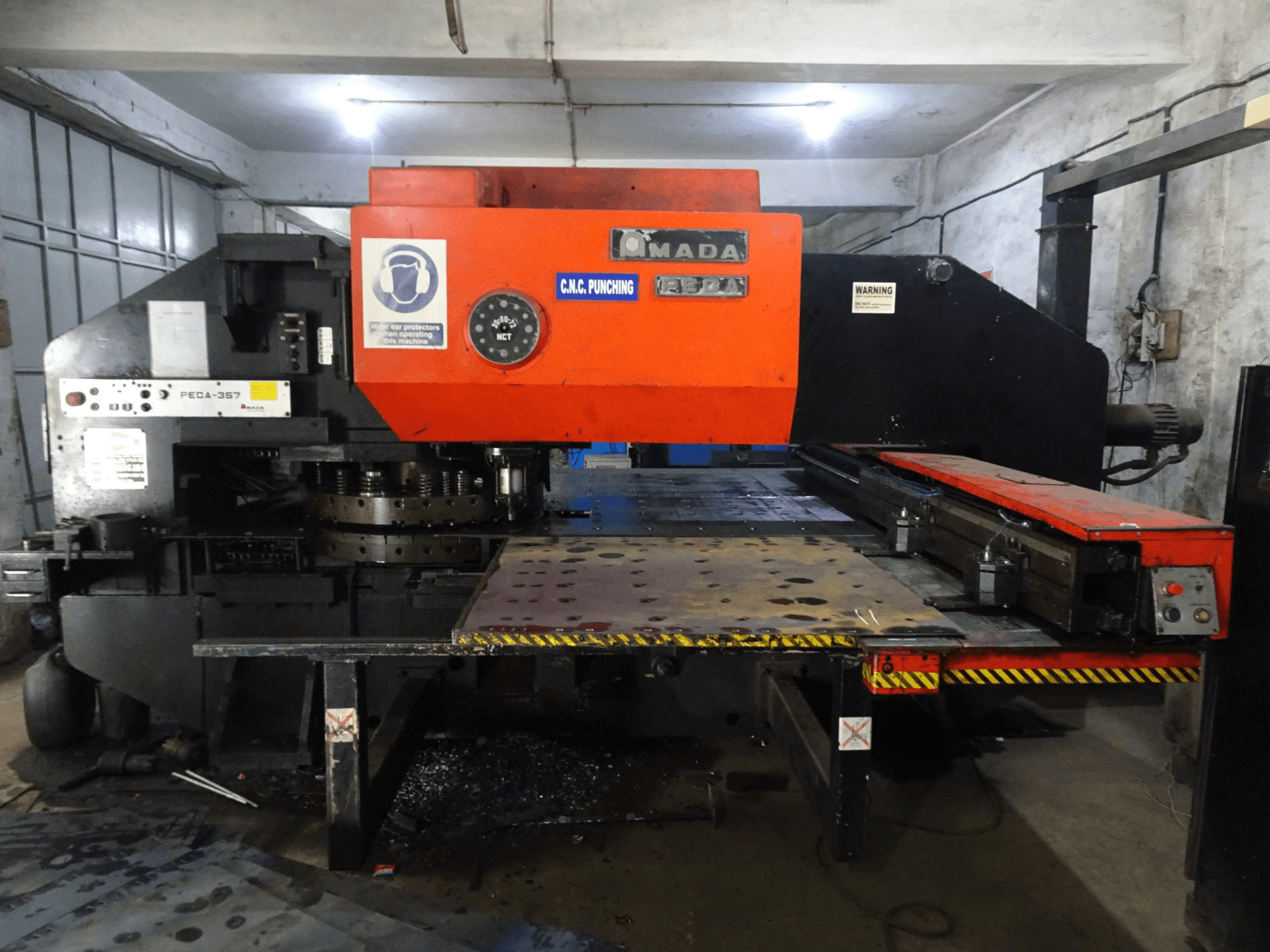 Widok z przodu maszyny AMADA PEGA 357