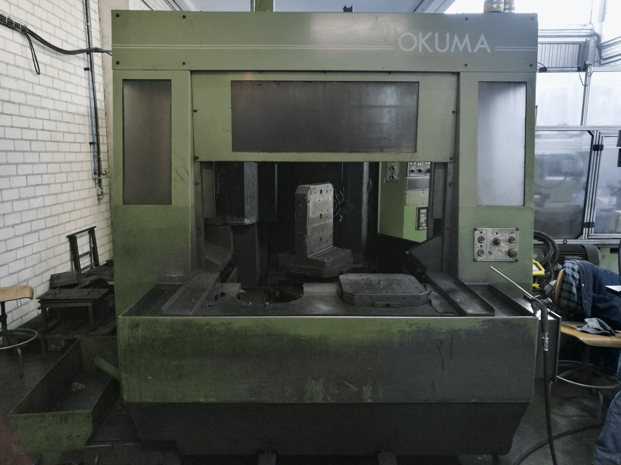 Widok z przodu maszyny Okuma MC-40H