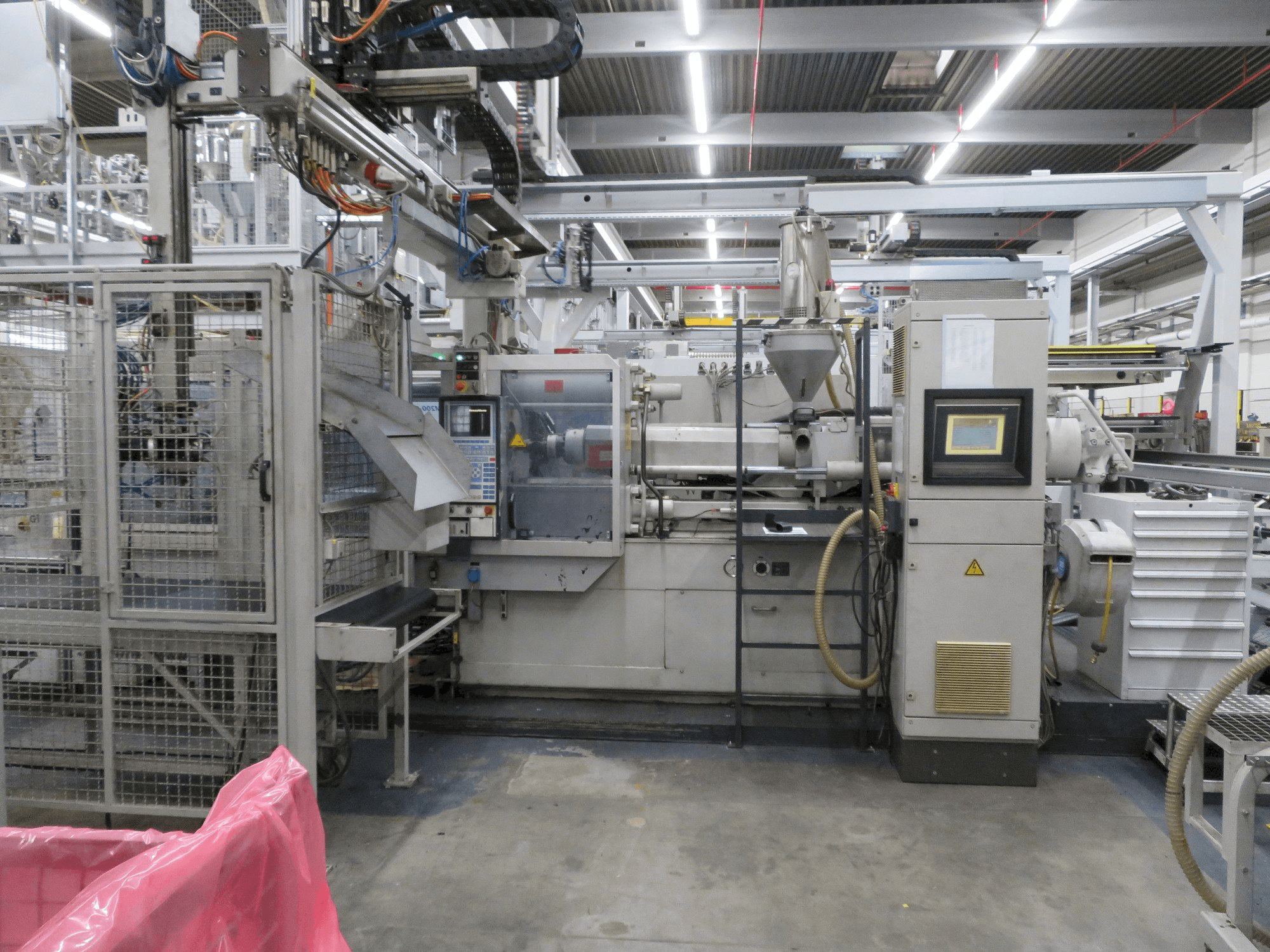 Widok z przodu maszyny Krauss Maffei 200-1400 C2