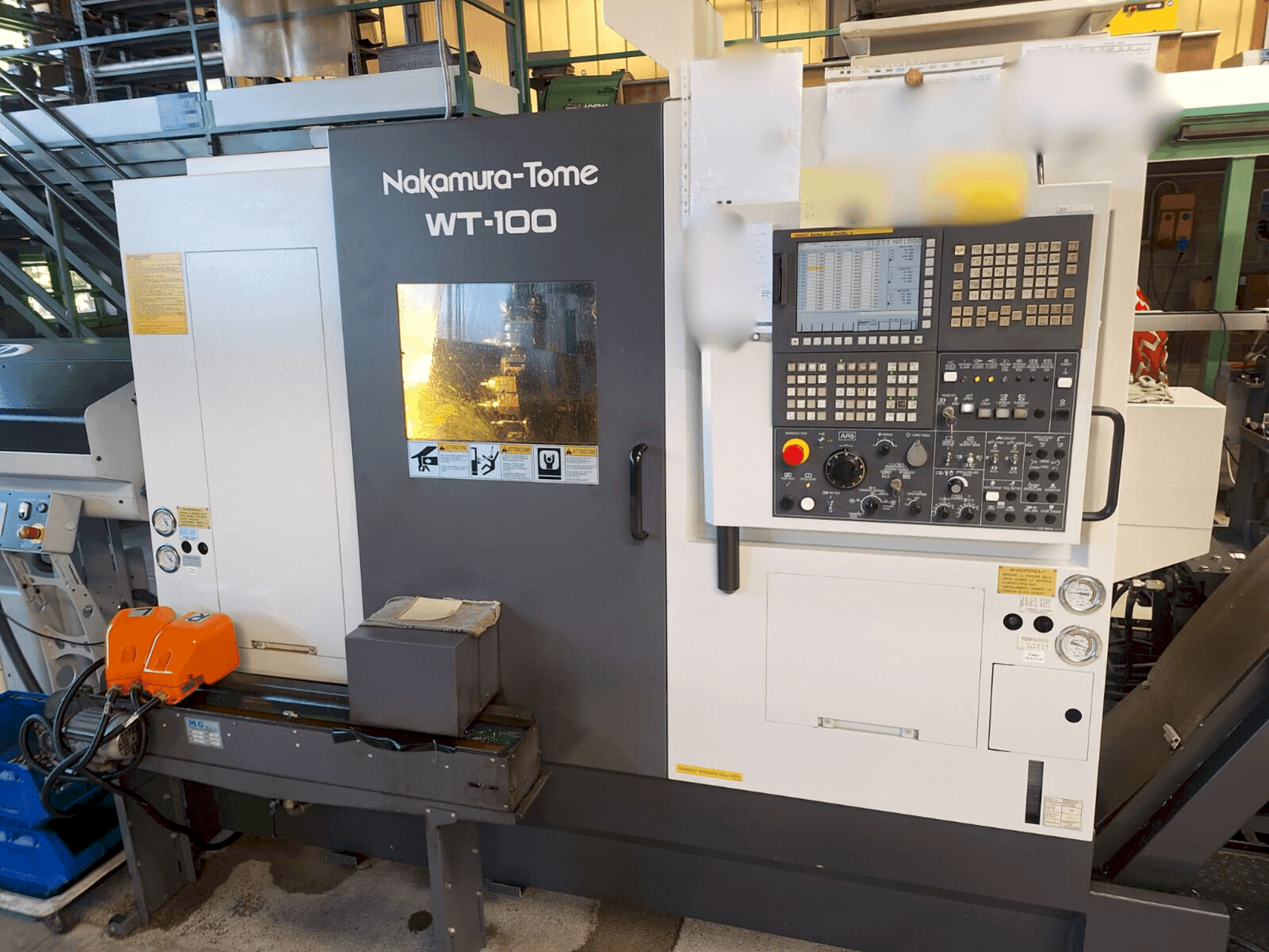 Widok z przodu maszyny NAKAMURA-TOME WT-100