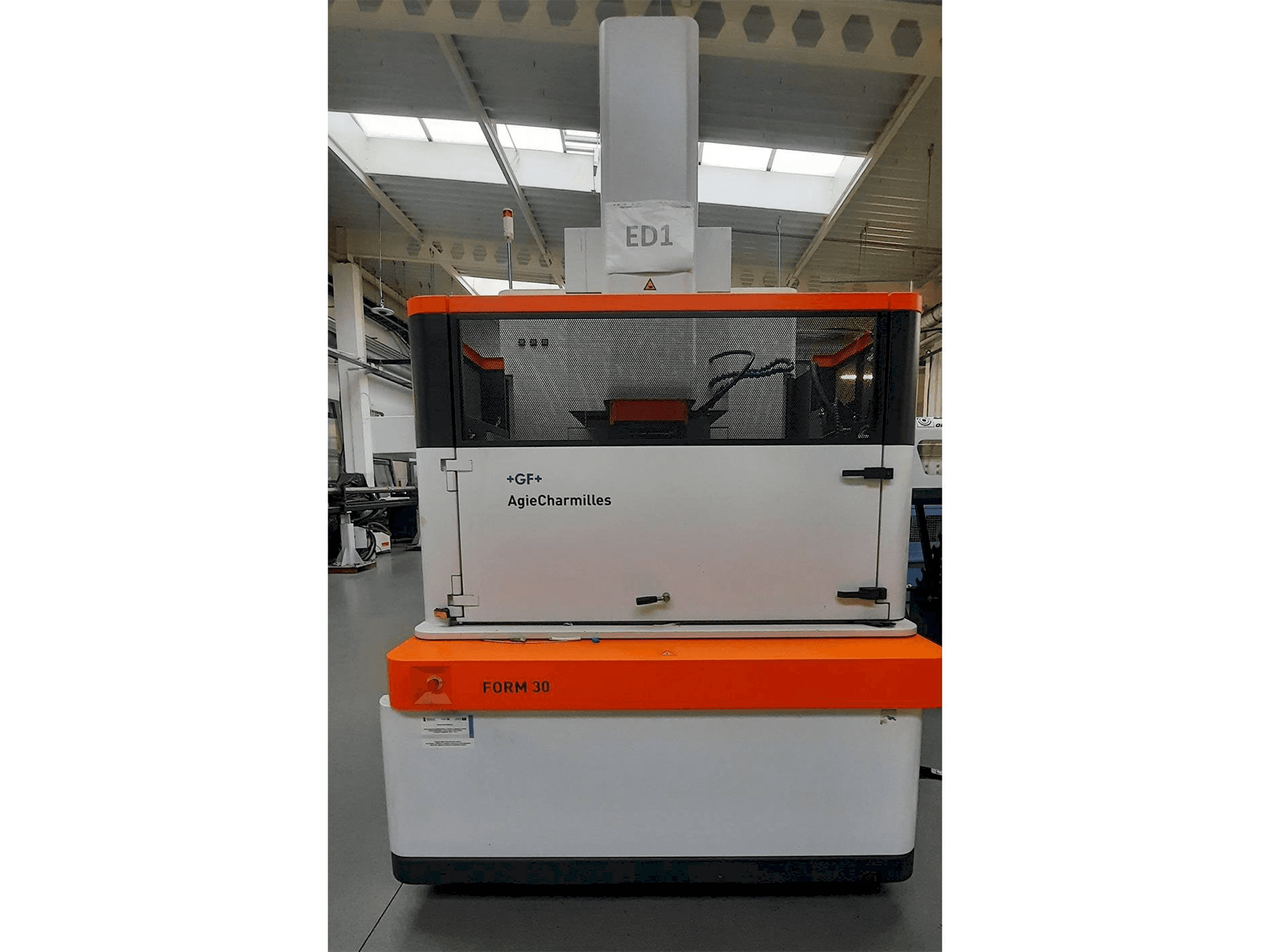 Widok z przodu maszyny AgieCharmilles FORM 30