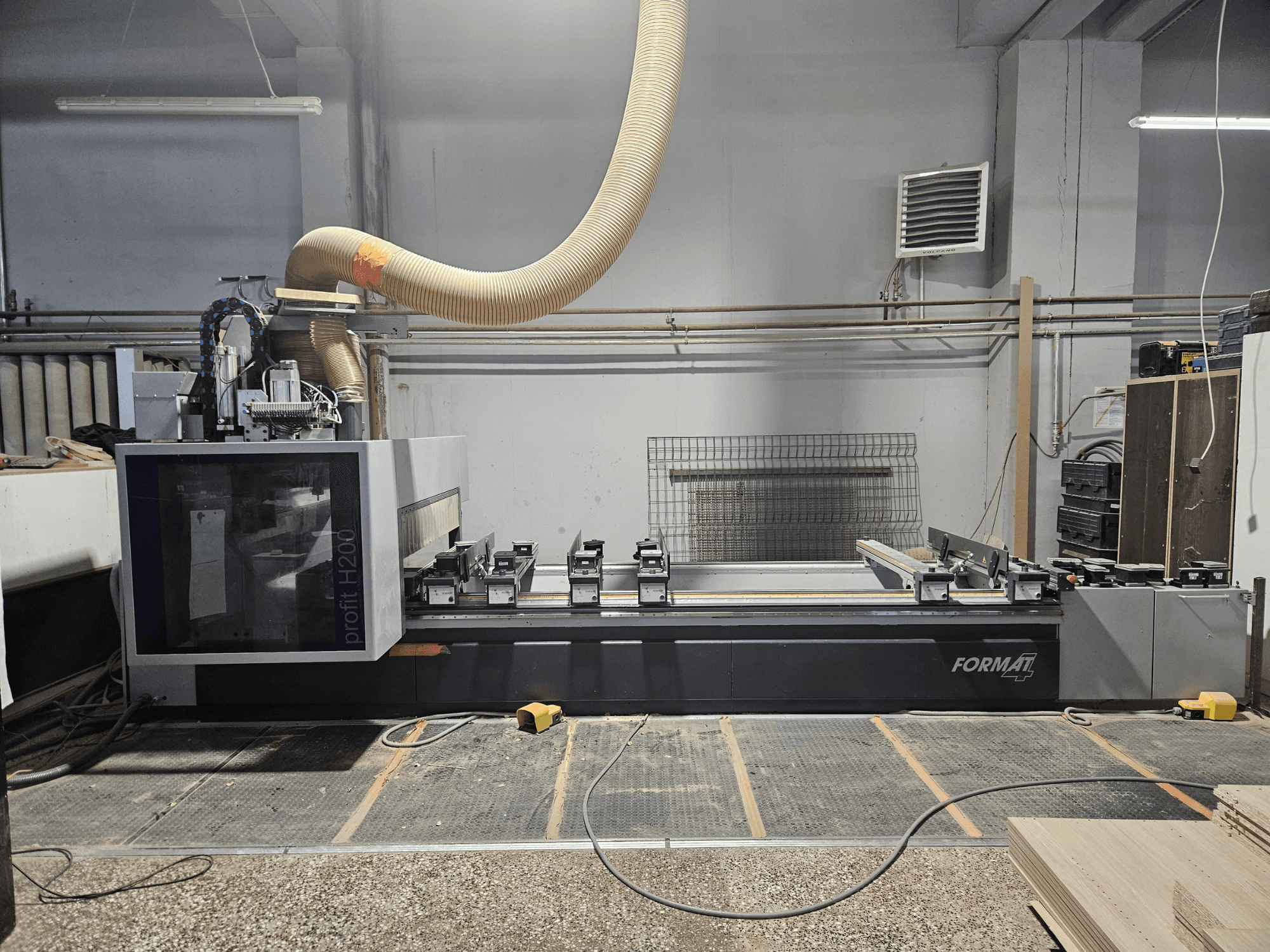 Maszyna CNC FORMAT profit H200 w warsztacie, widok z boku, pokazujący powierzchnię roboczą i system odsysania pyłu.