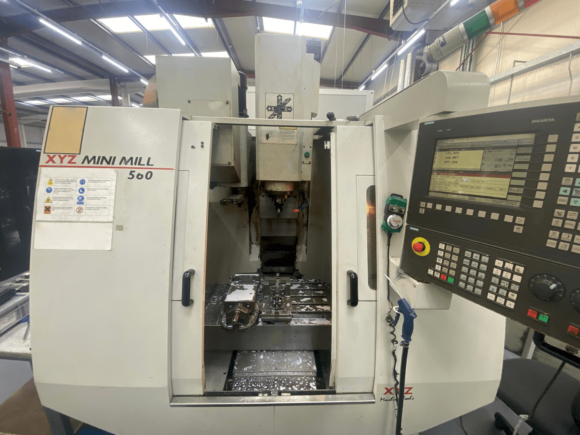 Widok z przodu maszyny XYZ Mini Mill 560
