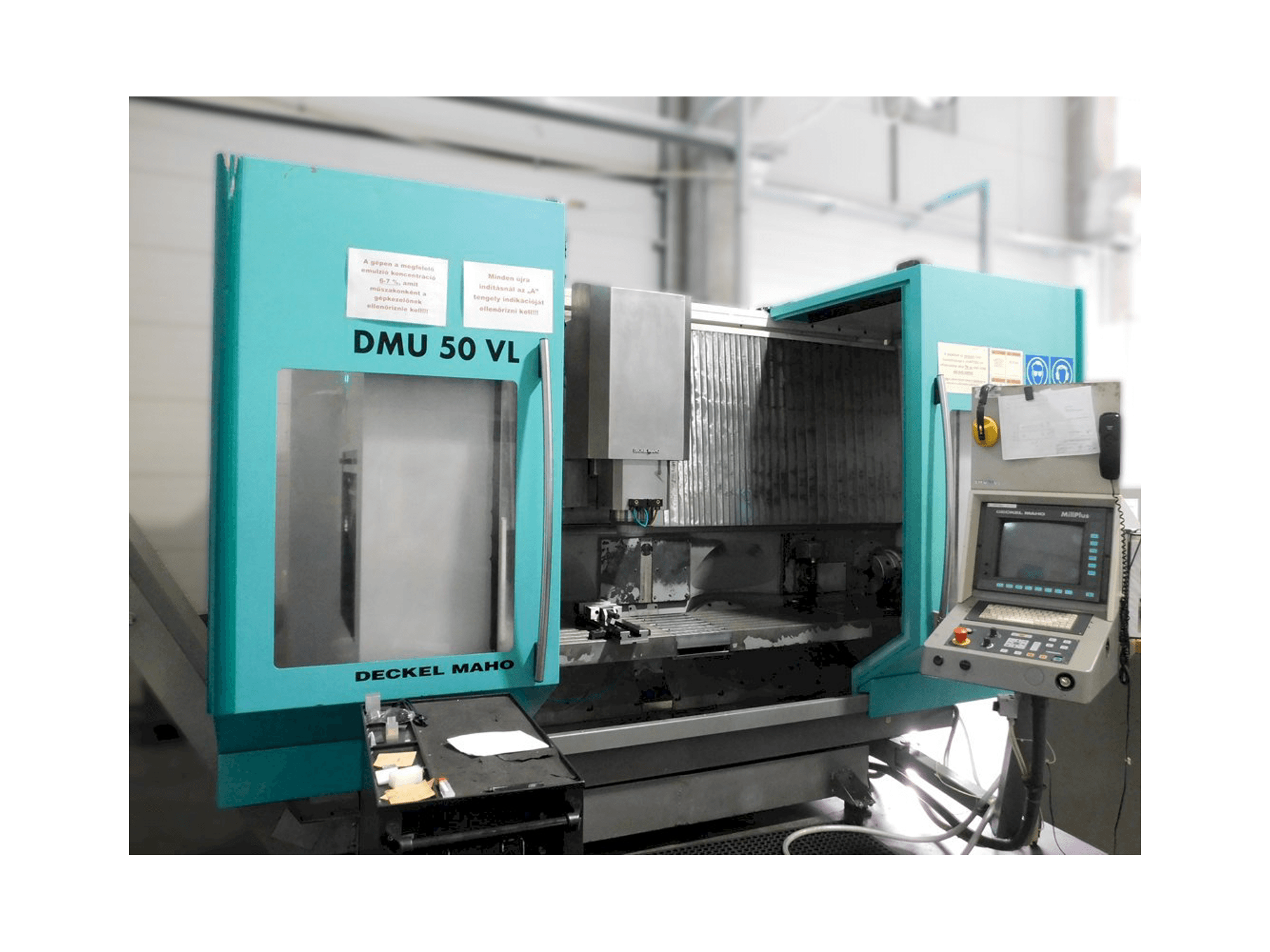 Widok z przodu maszyny DMG DMU 50 VL