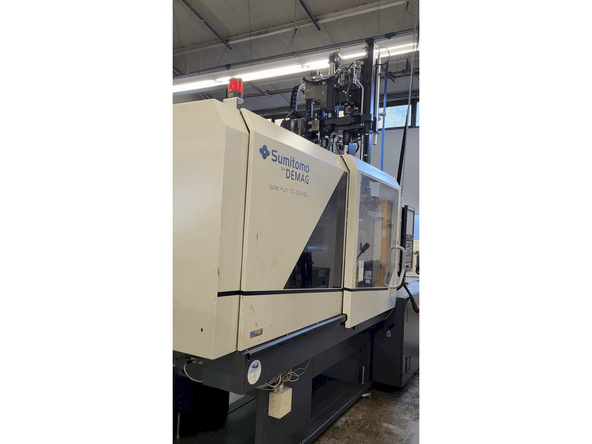 Widok lewej strony maszyny Sumitomo SHI DEMAG Systec Multi 120/470-200h/80V