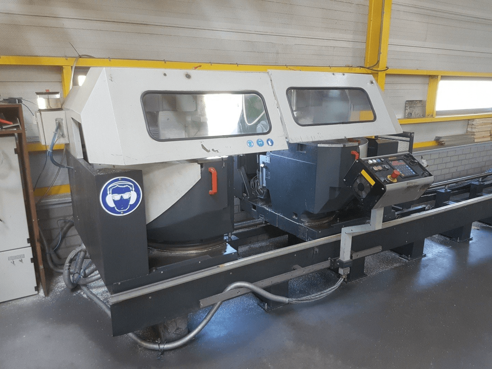 Widok z przodu maszyny Elumatec DG 244